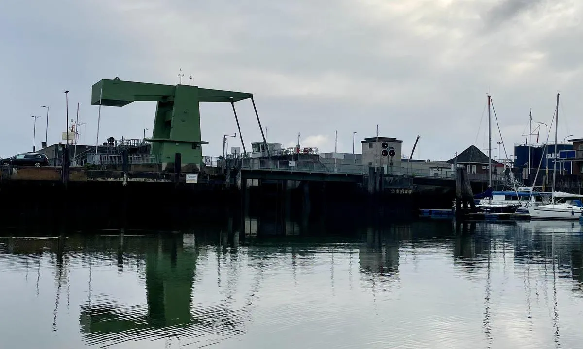 City Marina Cuxhaven: {"base": "no", "no": "For \u00e5 komme inn/ut av havnen m\u00e5 bruen \u00e5pnes. \u00c5pnes hver time, men m\u00e5 avtales p\u00e5 VHF kanal 69", "se": "F\u00f6r att komma in/ut fr\u00e5n hamnen m\u00e5ste bron \u00f6ppnas. \u00d6ppnas varje timme, men m\u00e5ste avtalas p\u00e5 VHF kanal 69", "en": "To enter/exit the harbor, the bridge must be opened. Opens every hour, but must be arranged on VHF channel 69", "da": "For at komme ind/ud af havnen skal broen \u00e5bnes. Den \u00e5bnes hver time, men skal aftales p\u00e5 VHF kanal 69", "fr": "Pour entrer/sortir du port, le pont doit \u00eatre ouvert. Ouvert \u00e0 chaque heure, mais doit \u00eatre convenu sur le canal VHF 69", "de": "Um in den Hafen hinein- oder herauszufahren, muss die Br\u00fccke ge\u00f6ffnet werden. Sie wird jede Stunde ge\u00f6ffnet, muss aber auf VHF Kanal 69 vereinbart werden.", "es": "Para entrar/salir del puerto, el puente debe abrirse. Se abre cada hora, pero debe coordinarse en el canal VHF 69.", "it": "Per entrare/uscire dal porto \u00e8 necessario aprire il ponte. Apre ogni ora, ma bisogna prendere accordi sul canale VHF 69", "pt": "Para entrar/sair do porto, a ponte deve ser aberta. Abre a cada hora, mas deve ser combinada no canal VHF 69", "nl": "Om de haven in/uit te komen, moet de brug geopend worden. Wordt elk uur geopend, maar moet afgesproken worden op VHF-kanaal 69", "pl": "Aby wp\u0142yn\u0105\u0107/wyp\u0142yn\u0105\u0107 z portu, most musi zosta\u0107 otwarty. Jest otwierany co godzin\u0119, ale trzeba to uzgodni\u0107 na kanale VHF 69.", "uk": "\u0429\u043e\u0431 \u0443\u0432\u0456\u0439\u0442\u0438/\u0432\u0438\u0439\u0442\u0438 \u0437 \u0433\u0430\u0432\u0430\u043d\u0456, \u043f\u043e\u0442\u0440\u0456\u0431\u043d\u043e \u0432\u0456\u0434\u043a\u0440\u0438\u0442\u0438 \u043c\u0456\u0441\u0442. \u0412\u0456\u0434\u043a\u0440\u0438\u0432\u0430\u0454\u0442\u044c\u0441\u044f \u0449\u043e\u0433\u043e\u0434\u0438\u043d\u0438, \u0430\u043b\u0435 \u043f\u043e\u0442\u0440\u0456\u0431\u043d\u043e \u0434\u043e\u043c\u043e\u0432\u0438\u0442\u0438\u0441\u044f \u043f\u043e VHF \u043a\u0430\u043d\u0430\u043b\u0443 69", "ro": "Pentru a intra/ie\u0219i din port, podul trebuie deschis. Se deschide \u00een fiecare or\u0103, dar trebuie convenit pe canalul VHF 69", "tr": "Liman giri\u015f/\u00e7\u0131k\u0131\u015f i\u00e7in k\u00f6pr\u00fcn\u00fcn a\u00e7\u0131lmas\u0131 gerekiyor. Her saat ba\u015f\u0131 a\u00e7\u0131l\u0131r, ancak VHF kanal 69 ile anla\u015fma yap\u0131lmas\u0131 gerekir.", "el": "\u0393\u03b9\u03b1 \u03bd\u03b1 \u03bc\u03c0\u03b5\u03af\u03c4\u03b5/\u03b2\u03b3\u03b5\u03af\u03c4\u03b5 \u03b1\u03c0\u03cc \u03c4\u03bf \u03bb\u03b9\u03bc\u03ac\u03bd\u03b9, \u03c0\u03c1\u03ad\u03c0\u03b5\u03b9 \u03bd\u03b1 \u03b1\u03bd\u03bf\u03af\u03be\u03b5\u03b9 \u03b7 \u03b3\u03ad\u03c6\u03c5\u03c1\u03b1. \u0391\u03bd\u03bf\u03af\u03b3\u03b5\u03b9 \u03ba\u03ac\u03b8\u03b5 \u03ce\u03c1\u03b1, \u03b1\u03bb\u03bb\u03ac \u03c0\u03c1\u03ad\u03c0\u03b5\u03b9 \u03bd\u03b1 \u03c3\u03c5\u03bc\u03c6\u03c9\u03bd\u03b7\u03b8\u03b5\u03af \u03c3\u03c4\u03bf\u03bd VHF \u03ba\u03b1\u03bd\u03ac\u03bb\u03b9 69.", "cs": "Pro p\u0159\u00edstup/v\u00fdstup z p\u0159\u00edstavu mus\u00ed b\u00fdt most otev\u0159en. Otev\u00edr\u00e1 se ka\u017edou hodinu, ale mus\u00ed b\u00fdt dohodnuto na VHF kan\u00e1lu 69.", "hu": "A kik\u00f6t\u0151be be- illetve kihaj\u00f3z\u00e1shoz a hidat fel kell nyitni. Minden \u00f3r\u00e1ban nyitj\u00e1k, de a nyit\u00e1st a VHF 69-es csatorn\u00e1n kell egyeztetni.", "fi": "Satamaan sis\u00e4\u00e4n-/ulosk\u00e4ynti vaatii sillan avaamisen. Silta avataan tunneittain, mutta avaaminen tulee sopia VHF-kanavalla 69.", "bg": "\u0417\u0430 \u0434\u0430 \u0432\u043b\u0435\u0437\u0435\u0442\u0435 \u0438\u043b\u0438 \u0438\u0437\u043b\u0435\u0437\u0435\u0442\u0435 \u043e\u0442 \u043f\u0440\u0438\u0441\u0442\u0430\u043d\u0438\u0449\u0435\u0442\u043e, \u043c\u043e\u0441\u0442\u044a\u0442 \u0442\u0440\u044f\u0431\u0432\u0430 \u0434\u0430 \u0431\u044a\u0434\u0435 \u043e\u0442\u0432\u043e\u0440\u0435\u043d. \u041e\u0442\u0432\u0430\u0440\u044f \u0441\u0435 \u0432\u0441\u0435\u043a\u0438 \u0447\u0430\u0441, \u043d\u043e \u0442\u0440\u044f\u0431\u0432\u0430 \u0434\u0430 \u0441\u0435 \u0434\u043e\u0433\u043e\u0432\u043e\u0440\u0438\u0442\u0435 \u043f\u043e VHF \u043a\u0430\u043d\u0430\u043b 69", "sr": "\u0417\u0430 \u0443\u043b\u0430\u0437\u0430\u043a/\u0438\u0437\u043b\u0430\u0437\u0430\u043a \u0438\u0437 \u043b\u0443\u043a\u0435 \u043c\u043e\u0440\u0430 \u0441\u0435 \u043e\u0442\u0432\u043e\u0440\u0438\u0442\u0438 \u043c\u043e\u0441\u0442. \u041e\u0442\u0432\u0430\u0440\u0430 \u0441\u0435 \u0441\u0432\u0430\u043a\u043e\u0433 \u0441\u0430\u0442\u0430, \u0430\u043b\u0438 \u043c\u043e\u0440\u0430 \u0441\u0435 \u0434\u043e\u0433\u043e\u0432\u043e\u0440\u0438\u0442\u0438 \u043d\u0430 \u0412\u0425\u0424 \u043a\u0430\u043d\u0430\u043b\u0443 69", "et": "Sadamasse sisse/v\u00e4lja p\u00e4\u00e4semiseks peab sild avanema. Sild avatakse iga tund, kuid tuleb kokku leppida VHF kanalil 69", "lv": "Lai iek\u013c\u016btu/izk\u013c\u016btu no ostas, j\u0101atver tilts. Tas tiek atv\u0113rts katru stundu, bet j\u0101saska\u0146o ar VHF kan\u0101lu 69", "lt": "Norint \u012fplaukti/i\u0161plaukti i\u0161 uosto, turi b\u016bti atidarytas tiltas. Tilto atidarymas vyksta kiekvien\u0105 valand\u0105, ta\u010diau reikia susitarti per VHF kanal\u0105 69"}