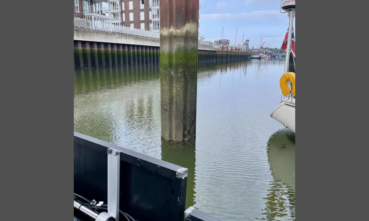 City Marina Cuxhaven: {"base": "no", "no": "Stor forskjell p\u00e5 h\u00f8yvann/lavvann. Vi har lav kj\u00f8l og sto p\u00e5 bunn ved lavvann", "se": "Stor skillnad p\u00e5 h\u00f6gvatten/l\u00e5gvatten. Vi har l\u00e5g k\u00f6l och stod p\u00e5 botten vid l\u00e5gvatten", "en": "Great difference between high tide and low tide. We have a shallow keel and were grounded at low tide.", "da": "Stor forskel p\u00e5 h\u00f8jvande/lavvande. Vi har lav k\u00f8l og stod p\u00e5 bunden ved lavvande", "fr": "Grande diff\u00e9rence entre mar\u00e9e haute et mar\u00e9e basse. Nous avons une quille basse et \u00e9tions sur le fond \u00e0 mar\u00e9e basse.", "de": "Gro\u00dfer Unterschied zwischen Hochwasser/Niedrigwasser. Wir haben einen niedrigen Kiel und standen bei Niedrigwasser auf Grund.", "es": "Gran diferencia entre marea alta y baja. Tenemos un calado bajo y est\u00e1bamos en el fondo durante la marea baja", "it": "Grande differenza tra alta marea e bassa marea. Abbiamo una chiglia bassa e siamo sull'altura con la bassa marea", "pt": "Grande diferen\u00e7a entre mar\u00e9 alta/mar\u00e9 baixa. Temos um calado baixo e ficamos no fundo na mar\u00e9 baixa", "nl": "Groot verschil tussen hoogwater/laagwater. Wij hebben een lage kiel en stonden op de bodem bij laagwater", "pl": "Du\u017ca r\u00f3\u017cnica mi\u0119dzy przyp\u0142ywem a odp\u0142ywem. Mamy niskie zanurzenie, a przy odp\u0142ywie stan\u0119li\u015bmy na dnie.", "uk": "\u0412\u0435\u043b\u0438\u043a\u0430 \u0440\u0456\u0437\u043d\u0438\u0446\u044f \u0443 \u0440\u0456\u0432\u043d\u0456 \u0432\u043e\u0434\u0438 \u043c\u0456\u0436 \u043f\u0440\u0438\u043f\u043b\u0438\u0432\u043e\u043c \u0456 \u0432\u0456\u0434\u043f\u043b\u0438\u0432\u043e\u043c. \u0423 \u043d\u0430\u0441 \u043d\u0438\u0437\u044c\u043a\u0430 \u043a\u0456\u043b\u044f, \u0456 \u043c\u0438 \u043e\u043f\u0438\u043d\u0438\u043b\u0438\u0441\u044f \u043d\u0430 \u0434\u043d\u0456 \u043f\u0456\u0434 \u0447\u0430\u0441 \u0432\u0456\u0434\u043f\u043b\u0438\u0432\u0443.", "ro": "Mare diferen\u021b\u0103 \u00eentre flux \u0219i reflux. Avem chile joase \u0219i st\u0103m pe fundul m\u0103rii la reflux", "tr": "B\u00fcy\u00fck gelgit fark\u0131 var. S\u0131\u011f omurgam\u0131z var ve d\u00fc\u015f\u00fck suda tabana oturduk.", "el": "\u039c\u03b5\u03b3\u03ac\u03bb\u03b7 \u03b4\u03b9\u03b1\u03c6\u03bf\u03c1\u03ac \u03bc\u03b5\u03c4\u03b1\u03be\u03cd \u03c0\u03bb\u03b7\u03bc\u03bc\u03c5\u03c1\u03af\u03b4\u03b1\u03c2 \u03ba\u03b1\u03b9 \u03b1\u03bc\u03c0\u03ce\u03c4\u03b9\u03b4\u03b1\u03c2. \u0388\u03c7\u03bf\u03c5\u03bc\u03b5 \u03c7\u03b1\u03bc\u03b7\u03bb\u03cc \u03b2\u03cd\u03b8\u03b9\u03c3\u03bc\u03b1 \u03ba\u03b1\u03b9 \u03b2\u03c1\u03b9\u03c3\u03ba\u03cc\u03bc\u03b1\u03c3\u03c4\u03b1\u03bd \u03c3\u03c4\u03bf\u03bd \u03b2\u03c5\u03b8\u03cc \u03ba\u03b1\u03c4\u03ac \u03c4\u03b7\u03bd \u03b1\u03bc\u03c0\u03ce\u03c4\u03b9\u03b4\u03b1.", "cs": "Velk\u00fd rozd\u00edl mezi p\u0159\u00edlivem a odlivem. M\u00e1me n\u00edzk\u00fd k\u00fdl a p\u0159i odlivu jsme st\u00e1li na dn\u011b.", "hu": "Nagy k\u00fcl\u00f6nbs\u00e9g az ap\u00e1ly \u00e9s dag\u00e1ly k\u00f6z\u00f6tt. Alacsony v\u00edzvonal\u00fa haj\u00f3nk van, \u00e9s ap\u00e1lykor a fen\u00e9ken \u00e1lltunk.", "fi": "Suuria eroja nousu- ja laskuveden v\u00e4lill\u00e4. Meill\u00e4 on matala k\u00f6li ja olimme pohjassa laskuveden aikana", "bg": "\u0413\u043e\u043b\u0435\u043c\u0438 \u0440\u0430\u0437\u043b\u0438\u043a\u0438 \u043c\u0435\u0436\u0434\u0443 \u043f\u0440\u0438\u043b\u0438\u0432/\u043e\u0442\u043b\u0438\u0432. \u0418\u043c\u0430\u043c\u0435 \u043f\u043b\u0438\u0442\u044a\u043a \u043a\u0438\u043b \u0438 \u0437\u0430\u0441\u0442\u0430\u043d\u0430\u0445\u043c\u0435 \u043d\u0430 \u0434\u044a\u043d\u043e\u0442\u043e \u043f\u0440\u0438 \u043e\u0442\u043b\u0438\u0432", "sr": "\u0412\u0435\u043b\u0438\u043a\u0430 \u0440\u0430\u0437\u043b\u0438\u043a\u0430 \u0438\u0437\u043c\u0435\u0452\u0443 \u043f\u043b\u0438\u043c\u043d\u043e\u0433 \u0438 \u043e\u0441\u0435\u043a\u0430. \u0418\u043c\u0430\u043c\u043e \u043c\u0430\u043b\u0438 \u0433\u0430\u0437 \u0438 \u043d\u0430\u0441\u0443\u043a\u0430\u043b\u0438 \u0441\u043c\u043e \u0441\u0435 \u043f\u0440\u0438 \u043e\u0441\u0435\u0446\u0438", "et": "Suur vahe m\u00f5\u00f5na ja k\u00f5rgvee vahel. Meie madal kiil j\u00e4i m\u00f5\u00f5na ajal p\u00f5hja peale.", "lv": "Liela at\u0161\u0137ir\u012bba starp paisumu un b\u0113gumu. Mums ir zems \u0137\u012blis un palik\u0101m uz grunts pie b\u0113guma", "lt": "Didelis skirtumas tarp auk\u0161tos ir \u017eemos vandens lygio. Turime ma\u017e\u0105 grimzl\u0119 ir stov\u0117jome ant dugno per \u017eem\u0105 vanden\u012f"}