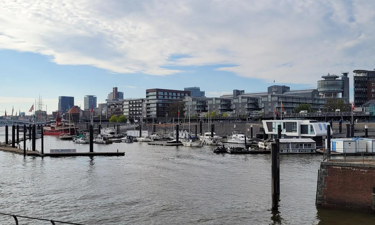 City Sporthafen Hamburg: {"base": "de", "no": "Inngang fra Elben.", "se": "Inlopp fr\u00e5n Elbe.", "en": "Entrance from the Elbe.", "da": "Indsejling fra Elben.", "fr": "Entr\u00e9e depuis l'Elbe.", "de": "Einfahrt von der Elbe aus.", "es": "Entrada desde el Elba.", "it": "Ingresso dall'Elba.", "pt": "Entrada a partir do Elba.", "nl": "Invaart vanaf de Elbe.", "pl": "Wej\u015bcie od strony \u0141aby.", "uk": "\u0412\u0445\u0456\u0434 \u0437 \u0415\u043b\u044c\u0431\u0438.", "ro": "Intrarea dinspre Elba.", "tr": "Elbe'den giri\u015f.", "el": "\u0395\u03af\u03c3\u03bf\u03b4\u03bf\u03c2 \u03b1\u03c0\u03cc \u03c4\u03bf\u03bd \u0388\u03bb\u03b2\u03b1.", "cs": "Vjezd z Labe.", "hu": "Bej\u00e1rat az Elb\u00e1r\u00f3l.", "fi": "Sis\u00e4\u00e4najo Elbelt\u00e4.", "bg": "\u0412\u0445\u043e\u0434 \u043e\u0442 \u0415\u043b\u0431\u0430.", "sr": "\u0423\u043b\u0430\u0437 \u0441\u0430 \u0415\u043b\u0431\u0435.", "et": "Sisses\u00f5it Elbelt.", "lv": "Iebrauk\u0161ana no Elbas.", "lt": "\u012eplaukimas i\u0161 Elb\u0117s."}