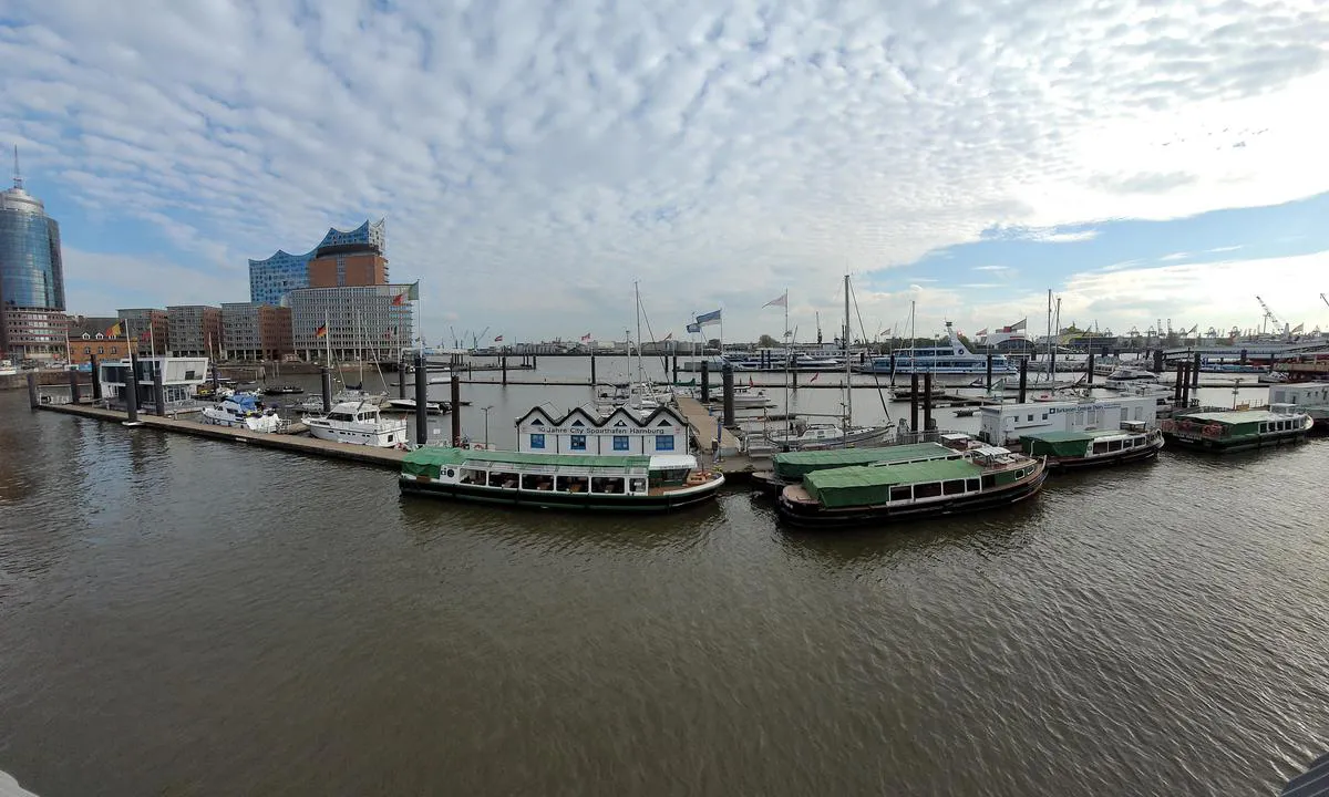 City Sporthafen Hamburg: {"base": "de", "no": "<p>Utsikt fra promenaden over havnen.</p>", "se": "Utsikt fr\u00e5n promenaden \u00f6ver hamnen.", "en": "View from the promenade to the harbor.", "da": "Udsigt fra promenaden over havnen.", "fr": "Vue de la promenade sur le port.", "de": "Blick von der Promenade auf den Hafen.", "es": "Vista desde el paseo mar\u00edtimo al puerto.", "it": "Vista dalla passeggiata sul porto.", "pt": "Vista do cal\u00e7ad\u00e3o para o porto.", "nl": "Uitzicht vanaf de promenade op de haven.", "pl": "Widok z promenady na port.", "uk": "\u0412\u0438\u0434 \u0437 \u043d\u0430\u0431\u0435\u0440\u0435\u0436\u043d\u043e\u0457 \u043d\u0430 \u043f\u043e\u0440\u0442.", "ro": "Priveli\u0219te de pe promenad\u0103 asupra portului.", "tr": "R\u0131ht\u0131mdan limana bak\u0131\u015f.", "el": "\u0398\u03ad\u03b1 \u03b1\u03c0\u03cc \u03c4\u03b7\u03bd \u03c0\u03b1\u03c1\u03b1\u03bb\u03af\u03b1 \u03c3\u03c4\u03bf \u03bb\u03b9\u03bc\u03ac\u03bd\u03b9.", "cs": "Pohled z promen\u00e1dy na p\u0159\u00edstav.", "hu": "Kil\u00e1t\u00e1s a s\u00e9t\u00e1nyr\u00f3l a kik\u00f6t\u0151re.", "fi": "N\u00e4kym\u00e4 promenadilta satamaan.", "bg": "\u0418\u0437\u0433\u043b\u0435\u0434 \u043e\u0442 \u043a\u0440\u0430\u0439\u0431\u0440\u0435\u0436\u043d\u0430\u0442\u0430 \u0430\u043b\u0435\u044f \u043a\u044a\u043c \u043f\u0440\u0438\u0441\u0442\u0430\u043d\u0438\u0449\u0435\u0442\u043e.", "sr": "\u041f\u043e\u0433\u043b\u0435\u0434 \u0441\u0430 \u0448\u0435\u0442\u0430\u043b\u0438\u0448\u0442\u0430 \u043d\u0430 \u043b\u0443\u043a\u0443.", "et": "Vaade promenaadilt sadamale.", "lv": "Skats no promen\u0101des uz ostu.", "lt": "Vaizdas i\u0161 promenados \u012f uost\u0105."}