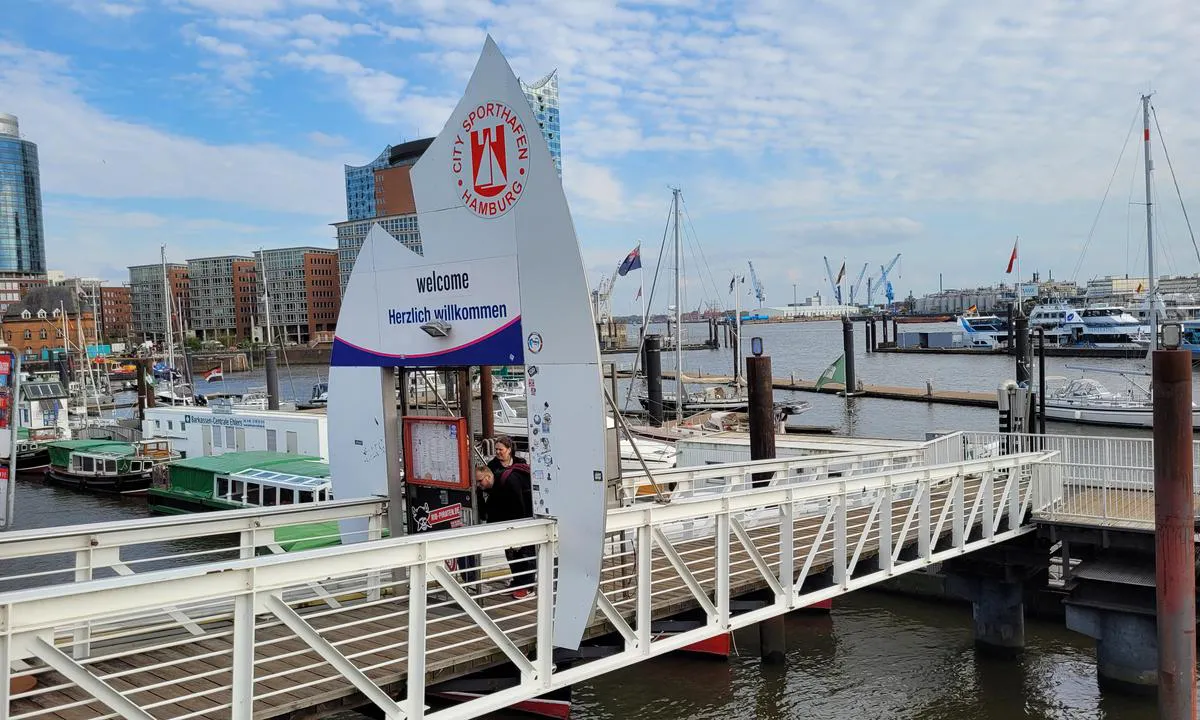 City Sporthafen Hamburg: {"base": "de", "no": "Inngang til havnen fra promenaden.", "se": "Ing\u00e5ng till hamnen fr\u00e5n promenaden.", "en": "Entrance to the harbour from the promenade.", "da": "Indgang til havnen fra promenaden.", "fr": "Entr\u00e9e du port depuis la promenade.", "de": "Eingang zum Hafen von der Promenade aus.", "es": "Entrada al puerto desde el paseo.", "it": "Ingresso al porto dal lungomare.", "pt": "Entrada do porto a partir do cal\u00e7ad\u00e3o.", "nl": "Toegang tot de haven vanaf de promenade.", "pl": "Wej\u015bcie do portu od promenady.", "uk": "\u0412\u0445\u0456\u0434 \u0434\u043e \u0433\u0430\u0432\u0430\u043d\u0456 \u0437 \u043f\u0440\u043e\u043c\u0435\u043d\u0430\u0434\u0438.", "ro": "Intrarea \u00een port de pe promenad\u0103.", "tr": "Marinaya y\u00fcr\u00fcy\u00fc\u015f yolundan giri\u015f.", "el": "\u0395\u03af\u03c3\u03bf\u03b4\u03bf\u03c2 \u03c3\u03c4\u03bf \u03bb\u03b9\u03bc\u03ac\u03bd\u03b9 \u03b1\u03c0\u03cc \u03c4\u03b7\u03bd \u03c0\u03b1\u03c1\u03b1\u03bb\u03b9\u03b1\u03ba\u03ae \u03bf\u03b4\u03cc.", "cs": "Vstup do p\u0159\u00edstavu z promen\u00e1dy.", "hu": "Bej\u00e1rat a kik\u00f6t\u0151be a s\u00e9t\u00e1ny fel\u0151l.", "fi": "Sis\u00e4\u00e4nk\u00e4ynti satamaan k\u00e4velykadulta.", "bg": "\u0412\u0445\u043e\u0434 \u043a\u044a\u043c \u043f\u0440\u0438\u0441\u0442\u0430\u043d\u0438\u0449\u0435\u0442\u043e \u043e\u0442 \u043a\u0440\u0430\u0439\u0431\u0440\u0435\u0436\u043d\u0430\u0442\u0430 \u0430\u043b\u0435\u044f.", "sr": "\u0423\u043b\u0430\u0437 \u0443 \u043b\u0443\u043a\u0443 \u0441\u0430 \u043f\u0440\u043e\u043c\u0435\u043d\u0430\u0434\u0430.", "et": "Sissep\u00e4\u00e4s sadamasse promenaadilt.", "lv": "Ieeja ost\u0101 no promen\u0101des.", "lt": "\u012e\u0117jimas \u012f uost\u0105 nuo promenados."}