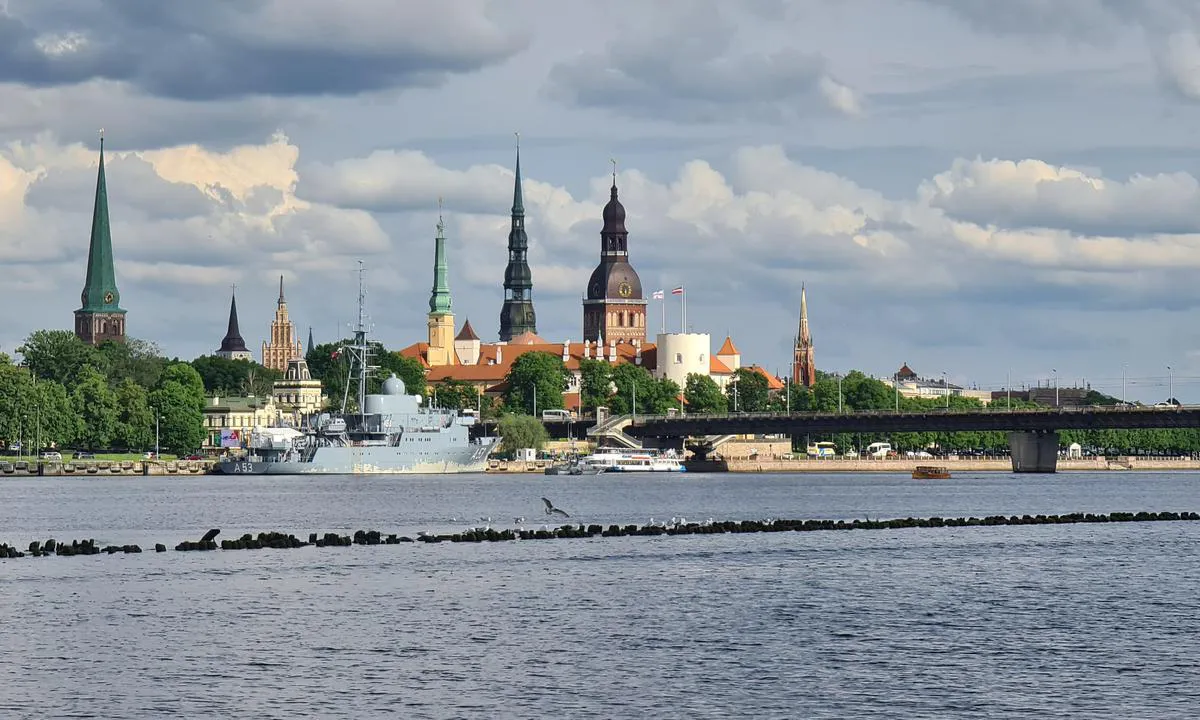 {"base": "en", "no": "utsikt over Daugava til det historiske bysentrum", "se": "utsikt \u00f6ver Daugava till den historiska stadsk\u00e4rnan", "en": "view over Daugava to the historical city center", "da": "udsigt over Daugava til det historiske bycentrum", "fr": "vue sur la Daugava vers le centre historique de la ville", "de": "Blick \u00fcber die Daugava auf das historische Stadtzentrum", "es": "vista sobre el Daugava hacia el centro hist\u00f3rico de la ciudad", "it": "vista su Daugava verso il centro storico della citt\u00e0", "pt": "vista sobre o Daugava para o centro hist\u00f3rico da cidade", "nl": "uitzicht over Daugava naar het historische stadscentrum", "pl": "widok na Daugav\u0119 na historyczne centrum miasta", "uk": "\u0432\u0438\u0434 \u0447\u0435\u0440\u0435\u0437 \u0414\u0430\u0443\u0433\u0430\u0432\u0443 \u043d\u0430 \u0456\u0441\u0442\u043e\u0440\u0438\u0447\u043d\u0438\u0439 \u0446\u0435\u043d\u0442\u0440 \u043c\u0456\u0441\u0442\u0430", "ro": "vedere peste Daugava c\u0103tre centrul istoric al ora\u0219ului", "tr": "Daugava \u00fczerinden tarihi \u015fehir merkezine bak\u0131\u015f", "el": "\u03b8\u03ad\u03b1 \u03c0\u03ac\u03bd\u03c9 \u03b1\u03c0\u03cc \u03c4\u03bf\u03bd \u0394\u03b1\u03bf\u03c5\u03b3\u03ac\u03b2\u03b1 \u03c0\u03c1\u03bf\u03c2 \u03c4\u03bf \u03b9\u03c3\u03c4\u03bf\u03c1\u03b9\u03ba\u03cc \u03ba\u03ad\u03bd\u03c4\u03c1\u03bf \u03c4\u03b7\u03c2 \u03c0\u03cc\u03bb\u03b7\u03c2", "cs": "v\u00fdhled p\u0159es Daugavu na historick\u00e9 centrum m\u011bsta", "hu": "kil\u00e1t\u00e1s a Daugav\u00e1ra a t\u00f6rt\u00e9nelmi v\u00e1rosk\u00f6zpontra", "fi": "n\u00e4kym\u00e4 Daugavan yli historialliseen kaupungin keskustaan", "bg": "\u0433\u043b\u0435\u0434\u043a\u0430 \u043a\u044a\u043c \u0414\u0430\u0443\u0433\u0430\u0432\u0430 \u043a\u044a\u043c \u0438\u0441\u0442\u043e\u0440\u0438\u0447\u0435\u0441\u043a\u0438\u044f \u0446\u0435\u043d\u0442\u044a\u0440 \u043d\u0430 \u0433\u0440\u0430\u0434\u0430", "sr": "pogled preko Daugave na istorijski centar grada", "et": "vaade \u00fcle Daugava ajaloolisele linnas\u00fcdamikule", "lv": "skats p\u0101ri Daugavai uz v\u0113sturisko pils\u0113tas centru", "lt": "vaizdas \u012f Daugav\u0105 ir istorin\u012f miesto centr\u0105"}