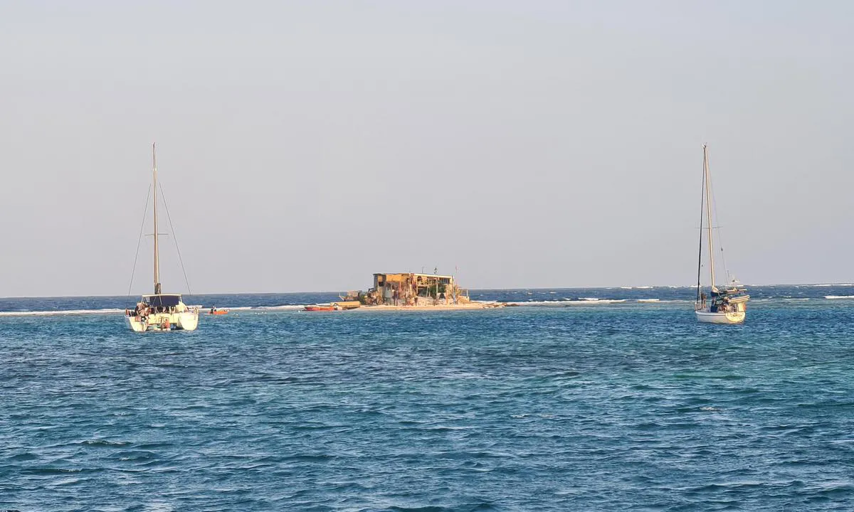Clifton Harbour: {"base": "en", "no": "ruiner av Happy Island, en velkjent BBQ f\u00f8r orkanen Berryl, s\u00e5 trist \u00e5 se :-(", "se": "ruinerna av Happy Island, en v\u00e4lk\u00e4nd BBQ innan orkanen Berryl, s\u00e5 ledsamt att se :-(", "en": "ruins of Happy Island, a well known BBQ before hurricane Berryl, so sad to see :-(", "da": "ruinerne af Happy Island, en velkendt BBQ f\u00f8r orkanen Berryl, s\u00e5 trist at se :-("}