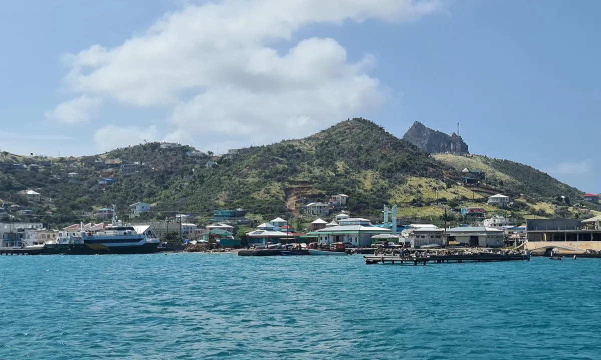 Clifton Harbour West (Customs): {"base": "en", "no": "i den gule bygningen med jolla dokk foran er det en bar, butikk, akvarium og viktig p\u00e5 baksiden innvandring og toll\nbrygga er \u00f8delagt av Berryl, vann er mulig \u00e5 f\u00e5 tak i (i store kanner) men veldig dyrt", "se": "i den gula byggnaden med jollebryggan framf\u00f6r finns en bar, aff\u00e4r, akvarium och viktigt p\u00e5 baksidan invandring och tullar<div>piren f\u00f6rst\u00f6rdes av Berryl, vatten \u00e4r m\u00f6jligt att f\u00e5 (i stora kannor) men mycket dyrt", "en": "in the yellow building with the dinghi dock in front is a bar, shop, aquarium and important at the back side immigration and customs\r\nthe dock is destroyed by Berryl, water is possible to get (in big cans) but very expensive", "da": "i den gule bygning med jollebroen foran er der en bar, butik, akvarium og vigtigst af alt immigration og told p\u00e5 bagsiden<br>broen er \u00f8delagt af Berryl, vand er muligt at f\u00e5 (i store dunke) men meget dyrt"}