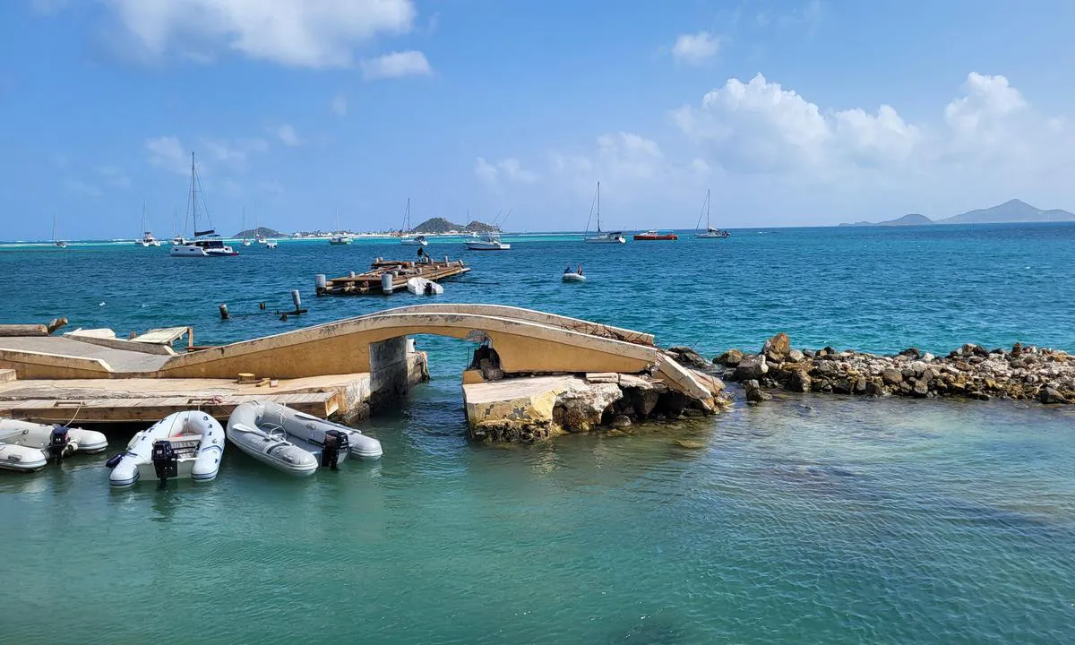 Clifton Harbour West (Customs): {"base": "en", "no": "rester av Dinghi-brygga", "se": "rester av jollebryggan", "en": "remains of the Dinghi dock", "da": "rester af Dinghi kajen"}