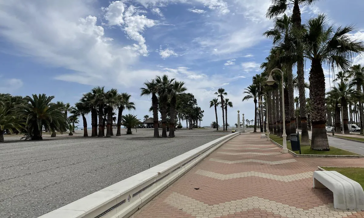 Club Nautico de Motril: {"base": "se", "no": "Langs strandpromenaden", "se": "L\u00e4ngs strandpromenaden", "en": "Along the promenade", "da": "Langs strandpromenaden"}