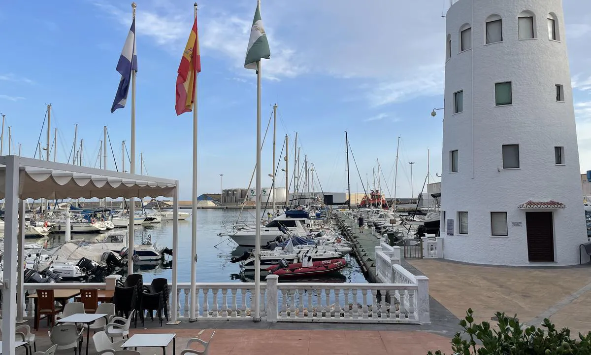 Club Nautico de Motril: {"base": "se", "no": "Marinaen og bryggen ved siden av t\u00e5rnet lengst ute l\u00e5 vi.", "se": "Marinan och bryggan intill tornet l\u00e4ngs ut l\u00e5g vi.", "en": "We were berthed at the marina and the dock next to the tower at the end.", "da": "Marinaen og broen ved siden af t\u00e5rnet l\u00e6ngst ude l\u00e5 vi."}