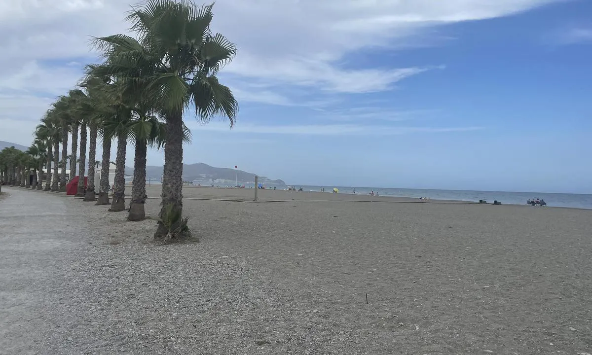 Club Nautico de Motril: {"base": "se", "no": "Langs strandpromenaden", "se": "L\u00e4ngs strandpromenaden", "en": "Along the boardwalk", "da": "Langs strandpromenaden"}