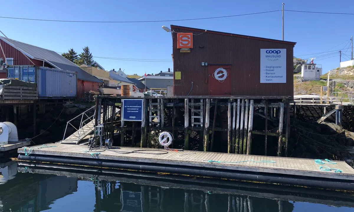 Flytebrygga hvor du fyller diesel og bensin hos Coop Mausund. Kortterminalen er ca 50-100 meter inn på øya. Gå rett frem.