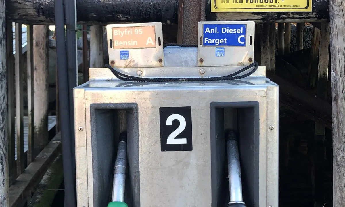 {"base": "no", "no": "Det er bensin og diesel p\u00e5 pumpene til Coop Mausund.", "se": "Det finns bensin och diesel p\u00e5 pumparna vid Coop Mausund.", "en": "There is gasoline and diesel at the pumps at Coop Mausund.", "da": "Der er benzin og diesel ved pumperne hos Coop Mausund."}