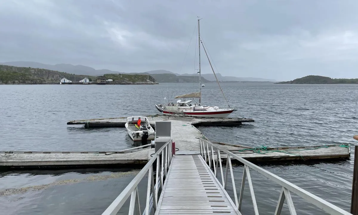 Coop Stokkøy Gjestebrygge: {"base": "no", "no": "Grei dybde ytterst, ned mot 1m lengre inn p\u00e5 bryggen.", "se": "Bra djup ytterst, ner mot 1m l\u00e4ngre in p\u00e5 bryggan.", "en": "Adequate depth on the outer side, down to 1m further in on the pier.", "da": "God dybde yderst, ned mod 1m l\u00e6ngere ind p\u00e5 broen."}