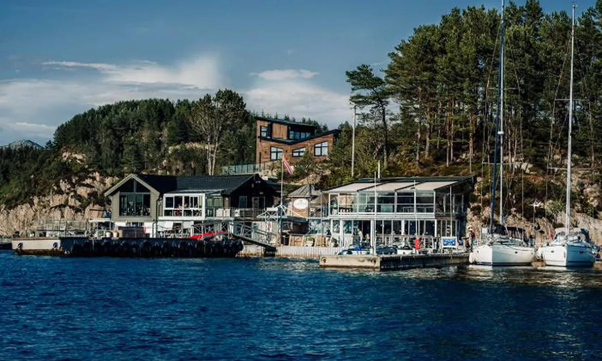 {"base": "no", "no": "Cornelius er kanskje Norges beste sj\u00f8mat restaurant. Anbefaler \u00e5 booke plass p\u00e5 forh\u00e5nd. Les mer her: https://corneliusrestaurant.no/", "se": "Cornelius \u00e4r kanske Norges b\u00e4sta sj\u00f6matrestaurang. Rekommenderar att boka plats i f\u00f6rv\u00e4g. L\u00e4s mer h\u00e4r: https://corneliusrestaurant.no/", "en": "Cornelius is perhaps Norway's best seafood restaurant. It is recommended to book a table in advance. Read more here: https://corneliusrestaurant.no/", "da": "Cornelius er m\u00e5ske Norges bedste fiskerestaurant. Anbefaler at reservere plads p\u00e5 forh\u00e5nd. L\u00e6s mere her: https://corneliusrestaurant.no/", "fr": "Cornelius est peut-\u00eatre le meilleur restaurant de fruits de mer de Norv\u00e8ge. Il est recommand\u00e9 de r\u00e9server une place \u00e0 l'avance. En savoir plus ici : https://corneliusrestaurant.no/", "de": "Cornelius ist vielleicht Norwegens bestes Meeresfr\u00fcchterestaurant. Wir empfehlen, im Voraus zu reservieren. Mehr dazu hier: https://corneliusrestaurant.no/", "es": "Cornelius es quiz\u00e1 el mejor restaurante de mariscos de Noruega. Recomiendo reservar lugar con antelaci\u00f3n. Leer m\u00e1s aqu\u00ed: https://corneliusrestaurant.no/", "it": "Cornelius \u00e8 forse il miglior ristorante di frutti di mare della Norvegia. Si consiglia di prenotare in anticipo. Leggi di pi\u00f9 qui: https://corneliusrestaurant.no/", "pt": "Cornelius \u00e9 talvez o melhor restaurante de frutos do mar da Noruega. Recomenda-se reservar um lugar com anteced\u00eancia. Leia mais aqui: https://corneliusrestaurant.no/", "nl": "Cornelius is misschien wel het beste visrestaurant van Noorwegen. Aanbevolen om van tevoren te reserveren. Lees meer hier: https://corneliusrestaurant.no/", "pl": "Cornelius to by\u0107 mo\u017ce najlepsza restauracja serwuj\u0105ca owoce morza w Norwegii. Zaleca si\u0119 rezerwacj\u0119 z wyprzedzeniem. Przeczytaj wi\u0119cej tutaj: https://corneliusrestaurant.no/", "uk": "Cornelius, \u043c\u043e\u0436\u043b\u0438\u0432\u043e, \u043d\u0430\u0439\u043a\u0440\u0430\u0449\u0438\u0439 \u0440\u0435\u0441\u0442\u043e\u0440\u0430\u043d \u043c\u043e\u0440\u0435\u043f\u0440\u043e\u0434\u0443\u043a\u0442\u0456\u0432 \u0443 \u041d\u043e\u0440\u0432\u0435\u0433\u0456\u0457. \u0420\u0435\u043a\u043e\u043c\u0435\u043d\u0434\u0443\u0454\u043c\u043e \u0437\u0430\u0431\u0440\u043e\u043d\u044e\u0432\u0430\u0442\u0438 \u043c\u0456\u0441\u0446\u0435 \u0437\u0430\u0437\u0434\u0430\u043b\u0435\u0433\u0456\u0434\u044c. \u0414\u0456\u0437\u043d\u0430\u0439\u0442\u0435\u0441\u044f \u0431\u0456\u043b\u044c\u0448\u0435 \u0442\u0443\u0442: https://corneliusrestaurant.no/", "ro": "Cornelius este poate cel mai bun restaurant de fructe de mare din Norvegia. V\u0103 recomand\u0103m s\u0103 rezerva\u021bi un loc \u00een avans. Citi\u021bi mai multe aici: https://corneliusrestaurant.no/", "tr": "Cornelius belki de Norve\u00e7'in en iyi deniz mahsulleri restoran\u0131d\u0131r. Yer ay\u0131rtman\u0131z\u0131 tavsiye ederiz. Daha fazla bilgi i\u00e7in buraya t\u0131klay\u0131n: https://corneliusrestaurant.no/", "el": "\u03a4\u03bf Cornelius \u03b5\u03af\u03bd\u03b1\u03b9 \u03af\u03c3\u03c9\u03c2 \u03c4\u03bf \u03ba\u03b1\u03bb\u03cd\u03c4\u03b5\u03c1\u03bf \u03b5\u03c3\u03c4\u03b9\u03b1\u03c4\u03cc\u03c1\u03b9\u03bf \u03b8\u03b1\u03bb\u03b1\u03c3\u03c3\u03b9\u03bd\u03ce\u03bd \u03c3\u03c4\u03b7 \u039d\u03bf\u03c1\u03b2\u03b7\u03b3\u03af\u03b1. \u03a3\u03c5\u03bd\u03b9\u03c3\u03c4\u03ac\u03c4\u03b1\u03b9 \u03bd\u03b1 \u03ba\u03ac\u03bd\u03b5\u03c4\u03b5 \u03ba\u03c1\u03ac\u03c4\u03b7\u03c3\u03b7 \u03b5\u03ba \u03c4\u03c9\u03bd \u03c0\u03c1\u03bf\u03c4\u03ad\u03c1\u03c9\u03bd. \u0394\u03b9\u03b1\u03b2\u03ac\u03c3\u03c4\u03b5 \u03c0\u03b5\u03c1\u03b9\u03c3\u03c3\u03cc\u03c4\u03b5\u03c1\u03b1 \u03b5\u03b4\u03ce: https://corneliusrestaurant.no/", "cs": "Cornelius je mo\u017en\u00e1 nejlep\u0161\u00ed restaurace s mo\u0159sk\u00fdmi plody v Norsku. Doporu\u010dujeme rezervovat si m\u00edsto p\u0159edem. P\u0159e\u010dt\u011bte si v\u00edce zde: https://corneliusrestaurant.no/", "hu": "Cornelius tal\u00e1n Norv\u00e9gia legjobb tengeri \u00e9tterme. Aj\u00e1nlott el\u0151re asztalt foglalni. Tov\u00e1bbi inform\u00e1ci\u00f3 itt: https://corneliusrestaurant.no/", "fi": "Cornelius on ehk\u00e4 Norjan paras merenel\u00e4v\u00e4ravintola. Suosittelemme varaamaan paikan etuk\u00e4teen. Lue lis\u00e4\u00e4 t\u00e4\u00e4lt\u00e4: https://corneliusrestaurant.no/", "bg": "\u041a\u043e\u0440\u043d\u0435\u043b\u0438\u0443\u0441 \u0432\u0435\u0440\u043e\u044f\u0442\u043d\u043e \u0435 \u043d\u0430\u0439-\u0434\u043e\u0431\u0440\u0438\u044f\u0442 \u0440\u0435\u0441\u0442\u043e\u0440\u0430\u043d\u0442 \u0437\u0430 \u043c\u043e\u0440\u0441\u043a\u0430 \u0445\u0440\u0430\u043d\u0430 \u0432 \u041d\u043e\u0440\u0432\u0435\u0433\u0438\u044f. \u041f\u0440\u0435\u043f\u043e\u0440\u044a\u0447\u0438\u0442\u0435\u043b\u043d\u043e \u0435 \u0434\u0430 \u0440\u0435\u0437\u0435\u0440\u0432\u0438\u0440\u0430\u0442\u0435 \u043c\u044f\u0441\u0442\u043e \u043f\u0440\u0435\u0434\u0432\u0430\u0440\u0438\u0442\u0435\u043b\u043d\u043e. \u041f\u0440\u043e\u0447\u0435\u0442\u0435\u0442\u0435 \u043f\u043e\u0432\u0435\u0447\u0435 \u0442\u0443\u043a: https://corneliusrestaurant.no/", "sr": "Cornelius je mo\u017eda najbolji restoran morske hrane u Norve\u0161koj. Preporu\u010dujemo da rezervi\u0161ete mesto unapred. Pro\u010ditajte vi\u0161e ovde: https://corneliusrestaurant.no/", "et": "Cornelius on v\u00f5ib-olla Norra parim mereanni restoran. Soovitatav on koht eelnevalt broneerida. Loe l\u00e4hemalt siit: https://corneliusrestaurant.no/", "lv": "Cornelius, iesp\u0113jams, ir lab\u0101kais j\u016bras vel\u0161u restor\u0101ns Norv\u0113\u0123ij\u0101. Ieteicams rezerv\u0113t vietu iepriek\u0161. Las\u012bt vair\u0101k \u0161eit: https://corneliusrestaurant.no/", "lt": "Cornelius yra galb\u016bt geriausias j\u016br\u0173 g\u0117rybi\u0173 restoranas Norvegijoje. Rekomenduojame i\u0161 anksto rezervuoti viet\u0105. Daugiau skaitykite \u010dia: https://corneliusrestaurant.no/"}