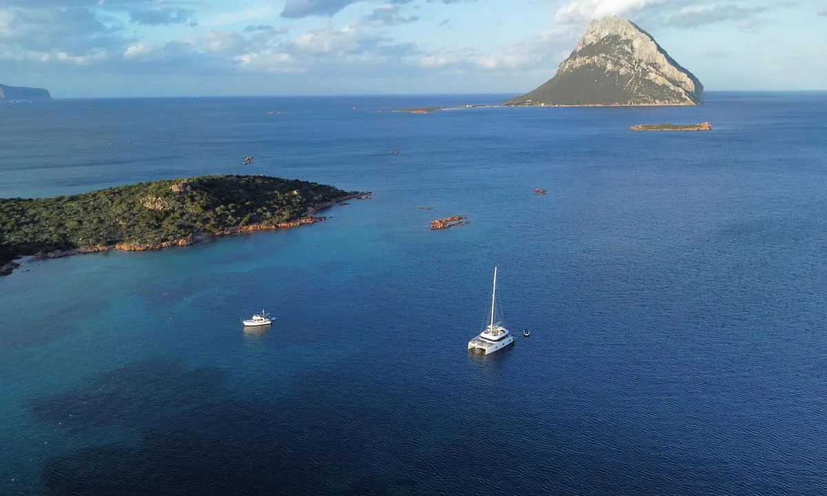 Punta Don Diego - Costa Dorata: {"base": "en", "no": "Ankerplassen utenfor Hotel Don Diego i Costa Dorata. Isola Tavolara i bakgrunnen. Til venstre i bildet kan du se en kjede av sm\u00e5 b\u00f8yer som markerer et sv\u00f8mmeomr\u00e5de p\u00e5 innsiden.", "se": "Ankarplatsen utanf\u00f6r Hotel Don Diego i Costa Dorata. Isola Tavolara i bakgrunden. Till v\u00e4nster i bilden kan du se en kedja av sm\u00e5 bojar som markerar ett simomr\u00e5de p\u00e5 insidan.", "en": "The anchorage outside Hotel Don Diego in Costa Dorata. Isola Tavolara in the background. Left in the inage you can see a chain of small bouys that mark a swimming area on the inside.", "da": "Ankerpladsen udenfor Hotel Don Diego i Costa Dorata. Isola Tavolara i baggrunden. Til venstre i billedet kan du se en r\u00e6kke sm\u00e5 b\u00f8jer, der markerer et sv\u00f8mmeomr\u00e5de p\u00e5 indersiden.", "fr": "Le mouillage devant l'H\u00f4tel Don Diego \u00e0 Costa Dorata. L'\u00eele de Tavolara en arri\u00e8re-plan. \u00c0 gauche sur l'image, vous pouvez voir une cha\u00eene de petites bou\u00e9es qui marquent une zone de baignade \u00e0 l'int\u00e9rieur.", "de": "Der Ankerplatz vor dem Hotel Don Diego in Costa Dorata. Im Hintergrund die Isola Tavolara. Links im Bild kann man eine Kette kleiner Bojen sehen, die einen Badebereich auf der Innenseite markieren.", "es": "El fondeadero fuera del Hotel Don Diego en Costa Dorata. Isola Tavolara en el fondo. A la izquierda en la imagen puedes ver una cadena de peque\u00f1as boyas que marcan una zona de ba\u00f1o en el interior.", "it": "L'ancoraggio fuori dall'Hotel Don Diego a Costa Dorata. Isola Tavolara sullo sfondo. A sinistra nell'immagine, si pu\u00f2 vedere una catena di piccoli boe che delimitano un'area di balneazione all'interno.", "pt": "A ancoragem fora do Hotel Don Diego em Costa Dorata. Isola Tavolara ao fundo. \u00c0 esquerda na imagem voc\u00ea pode ver uma cadeia de pequenas boias que marcam uma \u00e1rea de nata\u00e7\u00e3o na parte interna.", "nl": "Het ankergebied buiten Hotel Don Diego in Costa Dorata. Isola Tavolara op de achtergrond. Links in het beeld zie je een ketting van kleine boeien die een zwemgebied aan de binnenkant markeren.", "pl": "Kotwicowisko przed hotelem Don Diego w Costa Dorata. W tle wida\u0107 wysp\u0119 Tavolara. Po lewej stronie obrazu mo\u017cna zobaczy\u0107 \u0142a\u0144cuch ma\u0142ych bojek oznaczaj\u0105cych obszar do p\u0142ywania od wewn\u0105trz.", "uk": "\u042f\u043a\u0456\u0440\u043d\u0430 \u0441\u0442\u043e\u044f\u043d\u043a\u0430 \u043d\u0430\u0432\u043f\u0440\u043e\u0442\u0438 \u0433\u043e\u0442\u0435\u043b\u044e Don Diego \u0432 Costa Dorata. \u041d\u0430 \u0437\u0430\u0434\u043d\u044c\u043e\u043c\u0443 \u043f\u043b\u0430\u043d\u0456 \u043e\u0441\u0442\u0440\u0456\u0432 T\u0430volara. \u0417\u043b\u0456\u0432\u0430 \u043d\u0430 \u0437\u043e\u0431\u0440\u0430\u0436\u0435\u043d\u043d\u0456 \u0432\u0438\u0434\u043d\u043e \u043b\u0430\u043d\u0446\u044e\u0436\u043e\u043a \u043c\u0430\u043b\u0438\u0445 \u0431\u0443\u0457\u0432, \u044f\u043a\u0456 \u043f\u043e\u0437\u043d\u0430\u0447\u0430\u044e\u0442\u044c \u0437\u043e\u043d\u0443 \u0434\u043b\u044f \u043a\u0443\u043f\u0430\u043d\u043d\u044f \u0432\u0441\u0435\u0440\u0435\u0434\u0438\u043d\u0456.", "ro": "Ancorajul din afara Hotelului Don Diego \u00een Costa Dorata. Insula Tavolara \u00een fundal. \u00cen st\u00e2nga imaginii se poate vedea un lan\u021b de geamanduri mici care marcheaz\u0103 o zon\u0103 de \u00eenot pe interior.", "tr": "Hotel Don Diego'nun d\u0131\u015f\u0131nda Costa Dorata'da demirleme yeri. Arka planda Isola Tavolara. G\u00f6r\u00fcnt\u00fcn\u00fcn solunda, i\u00e7eride bir y\u00fczme alan\u0131n\u0131 i\u015faretleyen k\u00fc\u00e7\u00fck \u015famand\u0131ra zincirini g\u00f6rebilirsiniz.", "el": "\u0397 \u03b1\u03b3\u03ba\u03c5\u03c1\u03bf\u03b2\u03cc\u03bb\u03b7\u03c3\u03b7 \u03ad\u03be\u03c9 \u03b1\u03c0\u03cc \u03c4\u03bf \u039e\u03b5\u03bd\u03bf\u03b4\u03bf\u03c7\u03b5\u03af\u03bf Don Diego \u03c3\u03c4\u03b7\u03bd \u039a\u03cc\u03c3\u03c4\u03b1 \u039d\u03c4\u03bf\u03c1\u03ac\u03c4\u03b1. \u03a3\u03c4\u03bf \u03b2\u03ac\u03b8\u03bf\u03c2 \u03c6\u03b1\u03af\u03bd\u03b5\u03c4\u03b1\u03b9 \u03c4\u03bf \u039d\u03b7\u03c3\u03af \u03a4\u03b1\u03b2\u03bf\u03bb\u03ac\u03c1\u03b1. \u0391\u03c1\u03b9\u03c3\u03c4\u03b5\u03c1\u03ac \u03c3\u03c4\u03b7\u03bd \u03b5\u03b9\u03ba\u03cc\u03bd\u03b1 \u03bc\u03c0\u03bf\u03c1\u03b5\u03af\u03c4\u03b5 \u03bd\u03b1 \u03b4\u03b5\u03af\u03c4\u03b5 \u03bc\u03b9\u03b1 \u03b1\u03bb\u03c5\u03c3\u03af\u03b4\u03b1 \u03b1\u03c0\u03cc \u03bc\u03b9\u03ba\u03c1\u03ad\u03c2 \u03c3\u03b7\u03bc\u03b1\u03b4\u03bf\u03cd\u03c1\u03b5\u03c2 \u03c0\u03bf\u03c5 \u03bf\u03c1\u03b9\u03bf\u03b8\u03b5\u03c4\u03bf\u03cd\u03bd \u03bc\u03af\u03b1 \u03c0\u03b5\u03c1\u03b9\u03bf\u03c7\u03ae \u03ba\u03bf\u03bb\u03cd\u03bc\u03b2\u03b7\u03c3\u03b7\u03c2 \u03c3\u03c4\u03bf \u03b5\u03c3\u03c9\u03c4\u03b5\u03c1\u03b9\u03ba\u03cc.", "cs": "Kotvi\u0161t\u011b p\u0159ed hotelem Don Diego v Costa Dorata. V pozad\u00ed ostrov Tavolara. Vlevo na obr\u00e1zku m\u016f\u017eete vid\u011bt \u0159et\u011bzec mal\u00fdch b\u00f3jek, kter\u00e9 ozna\u010duj\u00ed plaveckou z\u00f3nu uvnit\u0159.", "hu": "A Costa Dorata-i Hotel Don Diego el\u0151tti horgonyz\u00f3hely. A h\u00e1tt\u00e9rben az Isola Tavolara. A k\u00e9p bal oldal\u00e1n l\u00e1that\u00f3 egy l\u00e1ncnyi kis b\u00f3ja, amelyek egy \u00fasz\u00e1si ter\u00fcletet jel\u00f6lnek bel\u00fcl.", "fi": "Ankkuripaikka Hotel Don Diegon ulkopuolella Costa Doratassa. Isola Tavolara taustalla. Vasemmalla kuvassa n\u00e4kyy ketju pieni\u00e4 poijuja, jotka merkitsev\u00e4t uintialueen sis\u00e4puolelle.", "bg": "\u041a\u043e\u0442\u0432\u0435\u043d\u0435 \u0438\u0437\u0432\u044a\u043d \u0445\u043e\u0442\u0435\u043b \u0414\u043e\u043d \u0414\u0438\u0435\u0433\u043e \u0432 \u041a\u043e\u0441\u0442\u0430 \u0414\u043e\u0440\u0430\u0442\u0430. \u041e\u0441\u0442\u0440\u043e\u0432 \u0422\u0430\u0432\u043e\u043b\u0430\u0440\u0430 \u043d\u0430 \u0437\u0430\u0434\u0435\u043d \u043f\u043b\u0430\u043d. \u0412\u043b\u044f\u0432\u043e \u043d\u0430 \u0438\u0437\u043e\u0431\u0440\u0430\u0436\u0435\u043d\u0438\u0435\u0442\u043e \u043c\u043e\u0436\u0435 \u0434\u0430 \u0432\u0438\u0434\u0438\u0442\u0435 \u0432\u0435\u0440\u0438\u0433\u0430 \u043e\u0442 \u043c\u0430\u043b\u043a\u0438 \u0431\u0443\u0439\u043e\u0432\u0435, \u043a\u043e\u0438\u0442\u043e \u043c\u0430\u0440\u043a\u0438\u0440\u0430\u0442 \u043f\u043b\u0443\u0432\u043d\u0430 \u0437\u043e\u043d\u0430 \u043e\u0442 \u0432\u044a\u0442\u0440\u0435\u0448\u043d\u0430\u0442\u0430 \u0441\u0442\u0440\u0430\u043d\u0430.", "sr": "Sidri\u0161te izvan hotela Don Diego u Costa Dorata. Otok Tavolara u pozadini. Levo na slici mo\u017eete videti lanac malih bova koje ozna\u010davaju podru\u010dje za plivanje s unutra\u0161nje strane.", "et": "Ankrukoht v\u00e4ljaspool Hotel Don Diego\u00b4t Costa Doratas. Taustal on Isola Tavolara. Vasakul pildil n\u00e4ete v\u00e4ikeste poi\u00b4de ketti, mis t\u00e4histavad ujumisala seespool.", "lv": "Enkurost\u0101vvieta \u0101rpus Hotel Don Diego Costa Dorata. Fon\u0101 redzama Tavolara sala. Kreisaj\u0101 pus\u0113 att\u0113l\u0101 var redz\u0113t nelielu boju \u0137\u0113di, kas iez\u012bm\u0113 peld\u0113\u0161anas zonu iek\u0161pus\u0113.", "lt": "\u012elanka prie Don Diego vie\u0161bu\u010dio Kosta Doratoje. Fone matosi Tavolara sala. Kair\u0117je pus\u0117je esan\u010diame paveiksl\u0117lyje galite matyti ma\u017e\u0173 boj\u0173 grandin\u0119, \u017eymin\u010di\u0105 plaukimo zon\u0105 vidin\u0117je pus\u0117je."}