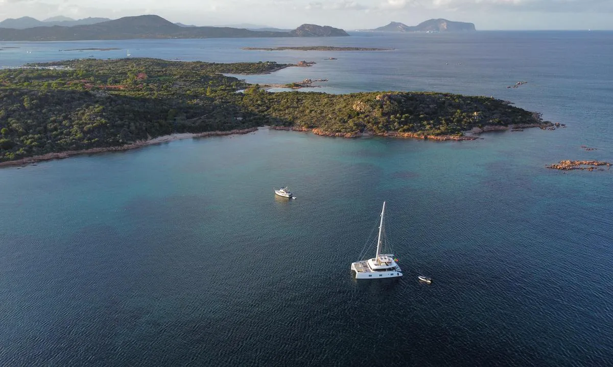 {"base": "en", "no": "Ankringsplassen med Punta Don Diego i bakgrunnen", "se": "Ankringsplatsen med Punta Don Diego i bakgrunden", "en": "The anchorage with Punta Don Diego in the background", "da": "Ankerpladsen med Punta Don Diego i baggrunden", "fr": "Le mouillage avec Punta Don Diego en arri\u00e8re-plan", "de": "Der Ankerplatz mit Punta Don Diego im Hintergrund", "es": "El fondeadero con Punta Don Diego en el fondo", "it": "L'ancoraggio con Punta Don Diego sullo sfondo", "pt": "A ancoragem com Punta Don Diego ao fundo", "nl": "De ankerplaats met Punta Don Diego op de achtergrond", "pl": "Kotwicowisko z Punta Don Diego w tle", "uk": "\u042f\u043a\u0456\u0440\u043d\u0430 \u0441\u0442\u043e\u044f\u043d\u043a\u0430 \u0437 \u041f\u0443\u043d\u0442\u0430 \u0414\u043e\u043d \u0414\u0456\u0454\u0433\u043e \u043d\u0430 \u0437\u0430\u0434\u043d\u044c\u043e\u043c\u0443 \u043f\u043b\u0430\u043d\u0456", "ro": "Locul de ancorare cu Punta Don Diego \u00een fundal", "tr": "Punta Don Diego'yu arka planda b\u0131rakarak demirleme noktas\u0131", "el": "\u039f \u03b1\u03b3\u03ba\u03c5\u03c1\u03bf\u03b2\u03cc\u03bb\u03b9\u03bf \u03bc\u03b5 \u03c4\u03bf Punta Don Diego \u03c3\u03c4\u03bf \u03c0\u03b1\u03c1\u03b1\u03c3\u03ba\u03ae\u03bd\u03b9\u03bf", "cs": "Kotvi\u0161t\u011b s Punta Don Diego v pozad\u00ed", "hu": "A horgonyz\u00f3hely Punta Don Diego h\u00e1tt\u00e9rrel", "fi": "Ankkuripaikka taustalla Punta Don Diego", "bg": "\u0417\u0430\u043a\u043e\u0442\u0432\u044f\u043d\u0435\u0442\u043e \u0441 \u041f\u0443\u043d\u0442\u0430 \u0414\u043e\u043d \u0414\u0438\u0435\u0433\u043e \u043d\u0430 \u0437\u0430\u0434\u0435\u043d \u043f\u043b\u0430\u043d", "sr": "Sidri\u0161te sa Punta Don Diego u pozadini", "et": "Ankrupaik taustal Punta Don Diego", "lv": "Enkura vieta ar Punta Don Diego fon\u0101", "lt": "Pasiinkaravimo vieta su Punta Don Diego fone"}