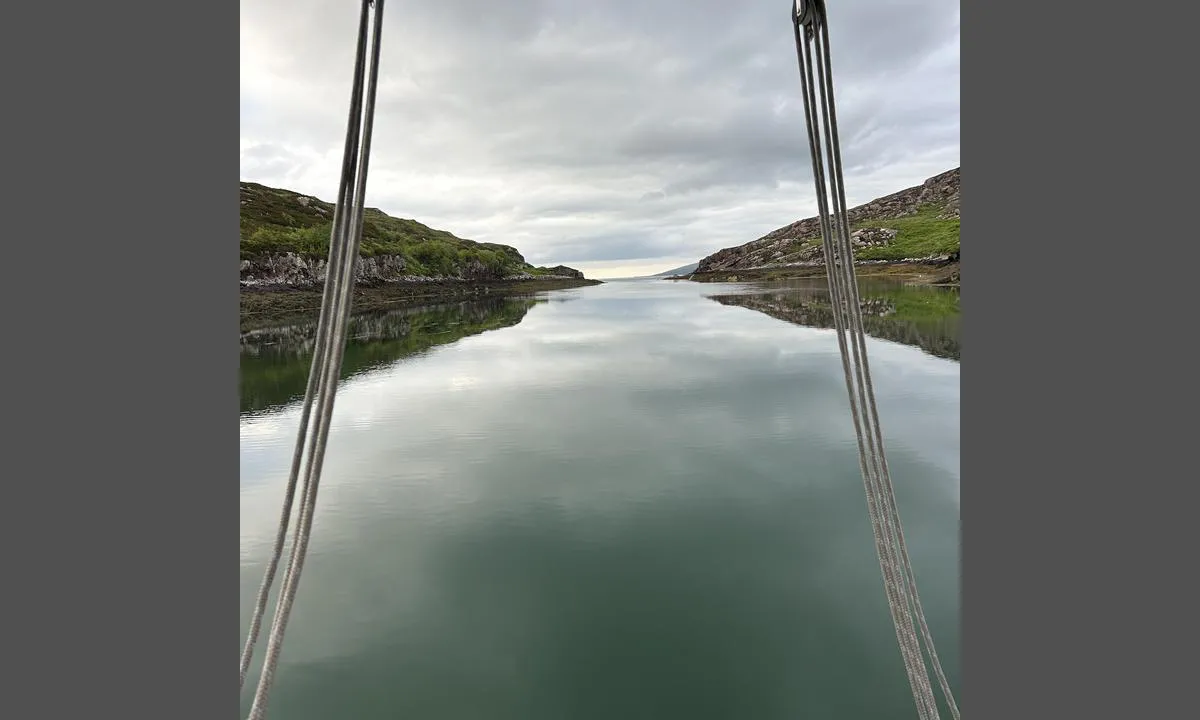 Crowlin Islands: {"base": "en", "no": "Utsikt fra ankerplassen nordover mot innseilingen til havnen.", "se": "Utsikt fr\u00e5n ankringsplatsen norrut mot hamninloppet.", "en": "View from the anchorage northwards to the entrance of the harbour.", "da": "Udsigt fra ankerpladsen mod nord til indsejlingen af havnen.", "fr": "Vue \u00e0 partir du mouillage vers le nord jusqu'\u00e0 l'entr\u00e9e du port.", "de": "Blick vom Ankerplatz nordw\u00e4rts zum Hafeneingang.", "es": "Vista desde el fondeadero hacia el norte hasta la entrada del puerto.", "it": "Veduta dall'ancoraggio verso nord verso l'ingresso del porto.", "pt": "Vista da ancoragem para o norte at\u00e9 a entrada do porto.", "nl": "Uitzicht vanaf de ankerplaats noordwaarts naar de ingang van de haven.", "pl": "Widok z kotwicowiska na p\u00f3\u0142noc w kierunku wej\u015bcia do portu.", "uk": "\u0412\u0438\u0434 \u0437 \u044f\u043a\u0456\u0440\u043d\u043e\u0457 \u0441\u0442\u043e\u044f\u043d\u043a\u0438 \u043d\u0430 \u043f\u0456\u0432\u043d\u0456\u0447 \u0432 \u043d\u0430\u043f\u0440\u044f\u043c\u043a\u0443 \u0432\u0445\u043e\u0434\u0443 \u0432 \u0433\u0430\u0432\u0430\u043d\u044c.", "ro": "Vedere de la ancoraj spre nord c\u0103tre intrarea \u00een port.", "tr": "Demirleme yerinden liman giri\u015fine kuzeye do\u011fru manzara.", "el": "\u0398\u03ad\u03b1 \u03b1\u03c0\u03cc \u03c4\u03bf \u03b1\u03b3\u03ba\u03c5\u03c1\u03bf\u03b2\u03cc\u03bb\u03b9\u03bf \u03c0\u03c1\u03bf\u03c2 \u03c4\u03b1 \u03b2\u03cc\u03c1\u03b5\u03b9\u03b1 \u03c0\u03c1\u03bf\u03c2 \u03c4\u03b7\u03bd \u03b5\u03af\u03c3\u03bf\u03b4\u03bf \u03c4\u03bf\u03c5 \u03bb\u03b9\u03bc\u03b1\u03bd\u03b9\u03bf\u03cd.", "cs": "V\u00fdhled z kotvi\u0161t\u011b na sever k vjezdu do p\u0159\u00edstavu.", "hu": "Kil\u00e1t\u00e1s az \u00e9szaki horgonyz\u00f3b\u00f3l a kik\u00f6t\u0151 bej\u00e1rata fel\u00e9.", "fi": "N\u00e4kym\u00e4 ankkuripaikalta pohjoiseen sataman sis\u00e4\u00e4nk\u00e4ynnille.", "bg": "\u0418\u0437\u0433\u043b\u0435\u0434 \u043e\u0442 \u043a\u043e\u0442\u0432\u0435\u043d\u0430\u0442\u0430 \u0441\u0442\u043e\u044f\u043d\u043a\u0430 \u043d\u0430 \u0441\u0435\u0432\u0435\u0440 \u043a\u044a\u043c \u0432\u0445\u043e\u0434\u0430 \u043d\u0430 \u043f\u0440\u0438\u0441\u0442\u0430\u043d\u0438\u0449\u0435\u0442\u043e.", "sr": "Pogled sa sidri\u0161ta prema severu ka ulazu u luku.", "et": "Vaade ankrualalt p\u00f5hja suunas sadama sissep\u00e4\u00e4sule.", "lv": "Skats no enkuru vietas uz zieme\u013ciem uz ostas ieeju.", "lt": "Vaizdas i\u0161 inkaravimosi vietos \u0161iaur\u0117s kryptimi \u012f uosto \u012f\u0117jim\u0105."}