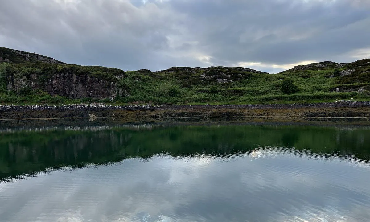 Crowlin Islands: {"base": "en", "no": "Utsikt fra ankringsplassen vestover. Kysten er ganske bratt og full av planter, s\u00e5 landliner er ikke lett \u00e5 sette, og det er 3-4m tidevann.", "se": "Utsikt fr\u00e5n ankringsplatsen v\u00e4sterut. Kusten \u00e4r ganska brant och full av v\u00e4xter, s\u00e5 f\u00f6rt\u00f6jning \u00e4r inte l\u00e4tt att s\u00e4tta och tidvattnet \u00e4r 3-4 meter.", "en": "View from the anchorage westwards. The shore is rather step and full of plants, so landlines are not easy to set, and there is 3-4m tide.", "da": "Udsigt fra ankerpladsen mod vest. Kysten er ret stejl og fuld af planter, s\u00e5 landliner er ikke lette at s\u00e6tte, og der er 3-4m tidevand.", "fr": "Vue de la zone de mouillage vers l'ouest. Le rivage est assez escarp\u00e9 et rempli de plantes, il est donc difficile de fixer des aussi\u00e8res \u00e0 terre, et il y a une mar\u00e9e de 3-4m.", "de": "Blick vom Ankerplatz westw\u00e4rts. Das Ufer ist ziemlich steil und voller Pflanzen, daher sind Festmacherleinen schwer zu setzen, und es gibt einen Tidenhub von 3-4m.", "es": "Vista desde el fondeadero hacia el oeste. La costa es bastante empinada y llena de plantas, por lo que no es f\u00e1cil colocar amarras, y la marea es de 3-4m.", "it": "Vista dall'ancoraggio verso ovest. La costa \u00e8 piuttosto ripida e ricoperta di vegetazione, quindi le cime di terra non sono facili da fissare e ci sono 3-4 metri di marea.", "pt": "Vista do ancoradouro em dire\u00e7\u00e3o ao oeste. A costa \u00e9 bastante \u00edngreme e cheia de plantas, ent\u00e3o as amarra\u00e7\u00f5es s\u00e3o dif\u00edceis de estabelecer, e h\u00e1 uma mar\u00e9 de 3-4m.", "nl": "Uitzicht vanaf de ankerplaats naar het westen. De kust is vrij steil en vol planten, waardoor het moeilijk is om landvasten te leggen, en er is een getijdenverschil van 3-4 meter.", "pl": "Widok z kotwicowiska na zach\u00f3d. Brzeg jest do\u015b\u0107 stromy i poro\u015bni\u0119ty ro\u015blinno\u015bci\u0105, wi\u0119c trudno jest tam zabezpieczy\u0107 cumy brzegowe, a p\u0142yw wynosi 3-4 m.", "uk": "\u0412\u0438\u0434 \u0437 \u044f\u043a\u0456\u0440\u043d\u043e\u0457 \u0441\u0442\u043e\u044f\u043d\u043a\u0438 \u043d\u0430 \u0437\u0430\u0445\u0456\u0434. \u0411\u0435\u0440\u0435\u0433 \u0434\u043e\u0441\u0438\u0442\u044c \u043a\u0440\u0443\u0442\u0438\u0439 \u0456 \u0433\u0443\u0441\u0442\u043e \u0437\u0430\u0440\u043e\u0441\u043b\u0438\u0439 \u0440\u043e\u0441\u043b\u0438\u043d\u0430\u043c\u0438, \u0442\u043e\u043c\u0443 \u0448\u0432\u0430\u0440\u0442\u043e\u0432\u0456 \u0442\u0440\u043e\u0441\u0438 \u0432\u0441\u0442\u0430\u043d\u043e\u0432\u043b\u044e\u0432\u0430\u0442\u0438 \u043d\u0435\u043f\u0440\u043e\u0441\u0442\u043e, \u0430 \u043f\u0440\u0438\u043f\u043b\u0438\u0432\u0438 \u0441\u0442\u0430\u043d\u043e\u0432\u043b\u044f\u0442\u044c 3-4 \u043c.", "ro": "Vedere de la ancoraj spre vest. Malul este destul de abrupt \u0219i plin de plante, astfel \u00eenc\u00e2t leg\u0103turile la mal nu sunt u\u0219or de f\u0103cut, iar mareea are 3-4m.", "tr": "Demirleme noktas\u0131ndan bat\u0131ya do\u011fru manzara. K\u0131y\u0131 olduk\u00e7a dik ve bitkilerle dolu, bu nedenle kara ba\u011flant\u0131 halatlar\u0131n\u0131 ayarlamak kolay de\u011fil ve 3-4m gelgit var.", "el": "<p>\u0398\u03ad\u03b1 \u03b1\u03c0\u03cc \u03c4\u03b7\u03bd \u03b1\u03b3\u03ba\u03c5\u03c1\u03bf\u03b2\u03cc\u03bb\u03b7\u03c3\u03b7 \u03c0\u03c1\u03bf\u03c2 \u03c4\u03b1 \u03b4\u03c5\u03c4\u03b9\u03ba\u03ac. \u0397 \u03b1\u03ba\u03c4\u03ae \u03b5\u03af\u03bd\u03b1\u03b9 \u03bc\u03ac\u03bb\u03bb\u03bf\u03bd \u03b1\u03c0\u03cc\u03c4\u03bf\u03bc\u03b7 \u03ba\u03b1\u03b9 \u03b3\u03b5\u03bc\u03ac\u03c4\u03b7 \u03c6\u03c5\u03c4\u03ac, \u03bf\u03c0\u03cc\u03c4\u03b5 \u03b5\u03af\u03bd\u03b1\u03b9 \u03b4\u03cd\u03c3\u03ba\u03bf\u03bb\u03bf \u03bd\u03b1 \u03b4\u03ad\u03c3\u03bf\u03c5\u03bd \u03bf\u03b9 \u03b5\u03c0\u03af\u03b3\u03b5\u03b9\u03b5\u03c2 \u03b3\u03c1\u03b1\u03bc\u03bc\u03ad\u03c2, \u03ba\u03b1\u03b9 \u03c5\u03c0\u03ac\u03c1\u03c7\u03b5\u03b9 \u03c0\u03b1\u03bb\u03af\u03c1\u03c1\u03bf\u03b9\u03b1 3-4\u03bc.</p>", "cs": "Pohled z kotvi\u0161t\u011b sm\u011brem na z\u00e1pad. Pob\u0159e\u017e\u00ed je sp\u00ed\u0161e strm\u00e9 a pln\u00e9 rostlin, proto je obt\u00ed\u017en\u00e9 zde zakotvit a p\u0159\u00edliv dosahuje 3-4m.", "hu": "Kil\u00e1t\u00e1s a horgonyz\u00f3helyr\u0151l nyugat fel\u00e9. A part el\u00e9gg\u00e9 meredek \u00e9s n\u00f6v\u00e9nyekkel teli, \u00edgy a parti kik\u00f6t\u0151k\u00f6telek r\u00f6gz\u00edt\u00e9se nem k\u00f6nny\u0171, \u00e9s 3-4 m\u00e9teres \u00e1rap\u00e1ly van.", "fi": "N\u00e4kym\u00e4 ankkuripaikalta l\u00e4nteen. Ranta on melko jyrkk\u00e4 ja t\u00e4ynn\u00e4 kasveja, joten maakiinnityksen asentaminen ei ole helppoa, ja nousuvesi on 3-4 metri\u00e4.", "bg": "\u0418\u0437\u0433\u043b\u0435\u0434 \u043e\u0442 \u043a\u043e\u0442\u0432\u0435\u043d\u043e\u0442\u043e \u043c\u044f\u0441\u0442\u043e \u043d\u0430 \u0437\u0430\u043f\u0430\u0434. \u0411\u0440\u0435\u0433\u044a\u0442 \u0435 \u0434\u043e\u0441\u0442\u0430 \u0441\u0442\u0440\u044a\u043c\u0435\u043d \u0438 \u043e\u0431\u0440\u0430\u0441\u044a\u043b \u0441 \u0440\u0430\u0441\u0442\u0438\u0442\u0435\u043b\u043d\u043e\u0441\u0442, \u0442\u0430\u043a\u0430 \u0447\u0435 \u0435 \u0442\u0440\u0443\u0434\u043d\u043e \u0434\u0430 \u0441\u0435 \u043f\u043e\u0441\u0442\u0430\u0432\u044f\u0442 \u043a\u0430\u0441\u0442\u0440\u0430\u0446\u0438\u043e\u043d\u043d\u0438 \u0432\u044a\u0436\u0435\u0442\u0430, \u0430 \u043f\u0440\u0438\u043b\u0438\u0432\u044a\u0442 \u0435 3-4 \u043c\u0435\u0442\u0440\u0430.", "sr": "Pogled sa sidri\u0161ta prema zapadu. Obala je prili\u010dno strma i puna biljaka, pa nije lako postaviti kopnene privezne linije, a plima je 3-4 metra.", "et": "Vaade ankruplatsilt l\u00e4\u00e4ne suunas. Kallas on \u00fcsna j\u00e4rsk ja t\u00e4is taimi, seega pole maaliinide seadmine lihtne ning t\u00f5usu ja m\u00f5\u00f5na vahe on 3-4 meetrit.", "lv": "Skats no enkuro\u0161an\u0101s vietas uz rietumiem. Krasts ir diezgan st\u0101vs un pilns ar augiem, t\u0101p\u0113c krast\u0101 nostiprin\u0101\u0161anas virves izvilkt nav viegli, un ir 3-4m paisums.", "lt": "Vaizdas nuo inkaravimo vietos \u012f vakarus. Krantas yra gana status ir pilnas augal\u0173, tod\u0117l krantin\u0117s lynus sunki u\u017etvirtinti, ir \u010dia yra 3-4m potvynis."}
