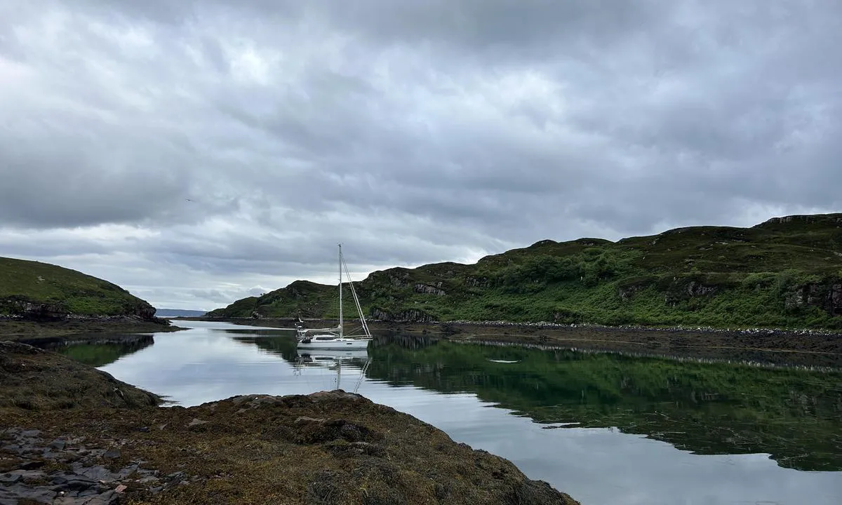 Crowlin Islands: {"base": "en", "no": "Enkelt for en b\u00e5t, men hvis det er 2 eller 3, m\u00e5 du v\u00e6re forsiktig med plassen.", "se": "L\u00e4tt f\u00f6r en b\u00e5t, men om det \u00e4r 2 eller 3, m\u00e5ste du vara f\u00f6rsiktig med utrymmet.", "en": "Easy for one boat, but if there are 2 or 3, you have to be carefull with the space.", "da": "Let for \u00e9n b\u00e5d, men hvis der er 2 eller 3, skal du v\u00e6re forsigtig med pladsen.", "fr": "Facile pour un bateau, mais s'il y en a 2 ou 3, il faut faire attention \u00e0 l'espace.", "de": "Einfach f\u00fcr ein Boot, aber wenn es 2 oder 3 sind, muss man mit dem Platz vorsichtig sein.", "es": "F\u00e1cil para un barco, pero si hay 2 o 3, tienes que tener cuidado con el espacio.", "it": "Facile per una barca, ma se ce ne sono 2 o 3, bisogna fare attenzione con lo spazio.", "pt": "F\u00e1cil para um barco, mas se houver 2 ou 3, voc\u00ea deve ter cuidado com o espa\u00e7o.", "nl": "Gemakkelijk voor \u00e9\u00e9n boot, maar als er 2 of 3 zijn, moet je voorzichtig zijn met de ruimte.", "pl": "\u0141atwo dla jednej \u0142odzi, ale je\u015bli s\u0105 dwie lub trzy, musisz uwa\u017ca\u0107 na przestrze\u0144.", "uk": "\u041b\u0435\u0433\u043a\u043e \u0434\u043b\u044f \u043e\u0434\u043d\u043e\u0433\u043e \u0447\u043e\u0432\u043d\u0430, \u0430\u043b\u0435 \u044f\u043a\u0449\u043e \u0457\u0445 2 \u0430\u0431\u043e 3, \u043f\u043e\u0442\u0440\u0456\u0431\u043d\u043e \u0431\u0443\u0442\u0438 \u043e\u0431\u0435\u0440\u0435\u0436\u043d\u0438\u043c \u0456\u0437 \u043f\u0440\u043e\u0441\u0442\u043e\u0440\u043e\u043c.", "ro": "U\u0219or pentru o barc\u0103, dar dac\u0103 sunt 2 sau 3, trebuie s\u0103 fii atent la spa\u021biu.", "tr": "Bir tekne i\u00e7in kolay, ancak 2 veya 3 tekne varsa, alanla ilgili dikkatli olmal\u0131s\u0131n\u0131z.", "el": "\u0395\u03cd\u03ba\u03bf\u03bb\u03bf \u03b3\u03b9\u03b1 \u03ad\u03bd\u03b1 \u03c3\u03ba\u03ac\u03c6\u03bf\u03c2, \u03b1\u03bb\u03bb\u03ac \u03b1\u03bd \u03c5\u03c0\u03ac\u03c1\u03c7\u03bf\u03c5\u03bd 2 \u03ae 3, \u03c0\u03c1\u03ad\u03c0\u03b5\u03b9 \u03bd\u03b1 \u03b5\u03af\u03c3\u03c4\u03b5 \u03c0\u03c1\u03bf\u03c3\u03b5\u03ba\u03c4\u03b9\u03ba\u03bf\u03af \u03bc\u03b5 \u03c4\u03bf \u03c7\u03ce\u03c1\u03bf.", "cs": "Snadn\u00e9 pro jednu lo\u010f, ale pokud jsou tam 2 nebo 3, mus\u00edte b\u00fdt opatrn\u00ed s prostorem.", "hu": "K\u00f6nny\u0171 egy haj\u00f3 sz\u00e1m\u00e1ra, de ha 2 vagy 3 haj\u00f3 van, \u00f3vatosnak kell lenni a hellyel.", "fi": "Helppo yhdelle veneelle, mutta jos on 2 tai 3, tilan suhteen on oltava varovainen.", "bg": "\u041b\u0435\u0441\u043d\u043e \u0437\u0430 \u0435\u0434\u043d\u0430 \u043b\u043e\u0434\u043a\u0430, \u043d\u043e \u0430\u043a\u043e \u0438\u043c\u0430 2 \u0438\u043b\u0438 3, \u0442\u0440\u044f\u0431\u0432\u0430 \u0434\u0430 \u0431\u044a\u0434\u0435\u0442\u0435 \u0432\u043d\u0438\u043c\u0430\u0442\u0435\u043b\u043d\u0438 \u0441 \u043f\u0440\u043e\u0441\u0442\u0440\u0430\u043d\u0441\u0442\u0432\u043e\u0442\u043e.", "sr": "Lako za jedan \u010damac, ali ako ih ima 2 ili 3, morate biti pa\u017eljivi sa prostorom.", "et": "Lihtne \u00fche paadi jaoks, kuid kui on 2 v\u00f5i 3, peate ruumiga ettevaatlik olema.", "lv": "Viegls vienai laivai, bet ja to ir 2 vai 3, ir j\u0101b\u016bt uzman\u012bgam ar vietu.", "lt": "Lengva vienam laivui, bet jei yra 2 ar 3, turite b\u016bti atsarg\u016bs d\u0117l vietos."}