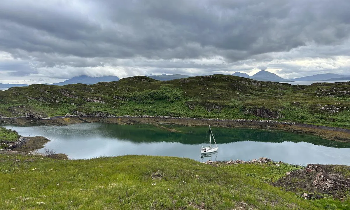 Crowlin Islands: {"base": "en", "no": "Det er en sv\u00e6rt s\u00e5rbar natur rundt omkring, med myr og mange dyr. S\u00e5 v\u00e6r s\u00e5 snill og vis respekt!", "se": "Det finns en mycket k\u00e4nslig natur runt omkring, med mossar och m\u00e5nga djur. S\u00e5 var v\u00e4nlig och visa respekt!", "en": "There is a very vulnerable nature around, with moor and a lot of animals. So please be respectful!", "da": "Der er en meget s\u00e5rbar natur omkring, med heder og mange dyr. S\u00e5 v\u00e6r venlig at v\u00e6re hensynsfuld!", "fr": "Il y a une nature tr\u00e8s vuln\u00e9rable aux alentours, avec des landes et beaucoup d'animaux. Merci de faire preuve de respect !", "de": "Es gibt eine sehr empfindliche Natur in der Umgebung, mit Moor und vielen Tieren. Bitte seien Sie respektvoll!", "es": "Hay una naturaleza muy vulnerable alrededor, con brezal y muchos animales. \u00a1As\u00ed que por favor, s\u00e9 respetuoso!", "it": "C'\u00e8 una natura molto vulnerabile intorno, con brughiere e molti animali. Per favore, siate rispettosi!", "pt": "H\u00e1 uma natureza muito vulner\u00e1vel ao redor, com urze e muitos animais. Portanto, por favor, seja respeitoso!", "nl": "Er is een zeer kwetsbare natuur in de omgeving, met heide en veel dieren. Dus wees alstublieft respectvol!", "pl": "Wok\u00f3\u0142 znajduje si\u0119 bardzo wra\u017cliwa przyroda, z wrzosowiskami i wieloma zwierz\u0119tami. Prosimy o szacunek!", "uk": "\u041d\u0430\u0432\u043a\u043e\u043b\u043e \u0434\u0443\u0436\u0435 \u0432\u0440\u0430\u0437\u043b\u0438\u0432\u0430 \u043f\u0440\u0438\u0440\u043e\u0434\u0430, \u0437 \u0431\u043e\u043b\u043e\u0442\u0430\u043c\u0438 \u0442\u0430 \u0432\u0435\u043b\u0438\u043a\u043e\u044e \u043a\u0456\u043b\u044c\u043a\u0456\u0441\u0442\u044e \u0442\u0432\u0430\u0440\u0438\u043d. \u0422\u043e\u043c\u0443, \u0431\u0443\u0434\u044c \u043b\u0430\u0441\u043a\u0430, \u0431\u0443\u0434\u044c\u0442\u0435 \u043f\u043e\u0432\u0430\u0436\u043d\u0438\u043c\u0438!", "ro": "\u00cen jurul portului se afl\u0103 o natur\u0103 foarte vulnerabil\u0103, cu mla\u0219tini \u0219i multe animale. V\u0103 rug\u0103m s\u0103 fi\u021bi respectuo\u0219i!", "tr": "\u00c7evrede \u00e7ok hassas bir do\u011fa var, batakl\u0131k ve bir\u00e7ok hayvan ile dolu. L\u00fctfen sayg\u0131l\u0131 olun!", "el": "\u03a5\u03c0\u03ac\u03c1\u03c7\u03b5\u03b9 \u03bc\u03b9\u03b1 \u03c0\u03bf\u03bb\u03cd \u03b5\u03c5\u03ac\u03bb\u03c9\u03c4\u03b7 \u03c6\u03cd\u03c3\u03b7 \u03b3\u03cd\u03c1\u03c9, \u03bc\u03b5 \u03b2\u03ac\u03bb\u03c4\u03bf\u03c5\u03c2 \u03ba\u03b1\u03b9 \u03c0\u03bf\u03bb\u03bb\u03ac \u03b6\u03ce\u03b1. \u03a0\u03b1\u03c1\u03b1\u03ba\u03b1\u03bb\u03ce \u03bd\u03b1 \u03b5\u03af\u03c3\u03c4\u03b5 \u03c3\u03b5\u03b2\u03b1\u03c3\u03c4\u03b9\u03ba\u03bf\u03af!", "cs": "V okol\u00ed je velmi zraniteln\u00e1 p\u0159\u00edroda, s ra\u0161elinou a mnoha zv\u00ed\u0159aty. Pros\u00edm, bu\u010fte ohledupln\u00ed!", "hu": "A k\u00f6rny\u00e9ken nagyon s\u00e9r\u00fcl\u00e9keny term\u00e9szet tal\u00e1lhat\u00f3, mocs\u00e1rral \u00e9s sok \u00e1llattal. K\u00e9rj\u00fck, legyen tisztelettud\u00f3!", "fi": "Alueella on eritt\u00e4in haavoittuvainen luonto, jossa on nummia ja paljon el\u00e4imi\u00e4. Olethan siksi kunnioittava!", "bg": "\u0412 \u0440\u0430\u0439\u043e\u043d\u0430 \u0438\u043c\u0430 \u043c\u043d\u043e\u0433\u043e \u0443\u044f\u0437\u0432\u0438\u043c\u0430 \u043f\u0440\u0438\u0440\u043e\u0434\u0430, \u0441 \u043c\u043e\u0447\u0443\u0440\u0438\u0449\u0430 \u0438 \u043c\u043d\u043e\u0433\u043e \u0436\u0438\u0432\u043e\u0442\u043d\u0438. \u041c\u043e\u043b\u044f, \u0431\u044a\u0434\u0435\u0442\u0435 \u0443\u0432\u0430\u0436\u0438\u0442\u0435\u043b\u043d\u0438!", "sr": "Tu je veoma osetljiva priroda, sa mo\u010dvarom i mnogo \u017eivotinja. Molimo vas da budete pa\u017eljivi!", "et": "\u00dcmbruses on v\u00e4ga haavatav loodus, mille hulka kuuluvad n \u00f5mm ja palju loomi. Palun olge lugupidavad!", "lv": "Apk\u0101rt atrodas \u013coti jut\u012bga daba ar purvu un daudz dz\u012bvniekiem. L\u016bdzu, esiet cie\u0146pilni!", "lt": "Aplink yra labai pa\u017eeid\u017eiama gamta, su pelk\u0117mis ir daugybe gyv\u016bn\u0173. Tod\u0117l pra\u0161ome b\u016bti pagarbiems!"}