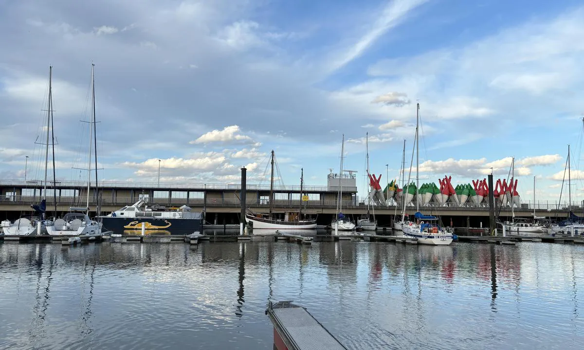 Cuxhaven: {"base": "en", "no": "Utsikt fra marinaen. Du ser ogs\u00e5 utsiktspunktet i bakgrunnen hvor du kan bes\u00f8ke og du ser langt langt unna og alle b\u00e5tene p\u00e5 sj\u00f8en.", "se": "Utsikt fr\u00e5n marinan. Du ser ocks\u00e5 utsiktspunkten i bakgrunden d\u00e4r du kan bes\u00f6ka och se l\u00e5ngt, l\u00e5ngt bort och alla b\u00e5tar p\u00e5 havet.", "en": "View from the marina. You see also the viewpoint in the background where you can visit and you see far far away and all the boats on the sea.", "da": "Udsigt fra marinaen. Du ser ogs\u00e5 udsigtspunktet i baggrunden, hvor du kan bes\u00f8ge og se langt, langt v\u00e6k og alle b\u00e5dene p\u00e5 havet."}
