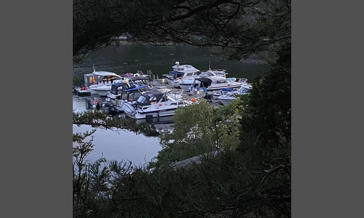 Daftö: {"base": "no", "no": "Perfekt for barne familier. Stille og rolig, masse aktivitetsmuligheter for store og sm\u00e5.", "se": "Perfekt f\u00f6r barnfamiljer. Lugnt och stilla, massor av aktivitetsm\u00f6jligheter f\u00f6r stora och sm\u00e5.", "en": "Perfect for families with children. Quiet and peaceful, lots of activities for both adults and children.", "da": "Perfekt for b\u00f8rnefamilier. Stille og roligt, masser af aktivitetsmuligheder for store og sm\u00e5.", "fr": "Parfait pour les familles avec enfants. Calme et paisible, de nombreuses possibilit\u00e9s d'activit\u00e9s pour grands et petits.", "de": "Perfekt f\u00fcr Familien mit Kindern. Ruhig und still, viele Aktivit\u00e4tenm\u00f6glichkeiten f\u00fcr Gro\u00df und Klein.", "es": "Perfecto para familias con ni\u00f1os. Tranquilo y pac\u00edfico, con muchas actividades para grandes y peque\u00f1os.", "it": "Perfetto per le famiglie con bambini. Tranquillo e silenzioso, molte possibilit\u00e0 di attivit\u00e0 per grandi e piccini.", "pt": "Perfeito para fam\u00edlias com crian\u00e7as. Tranquilo e sossegado, muitas op\u00e7\u00f5es de atividades para grandes e pequenos.", "nl": "Perfect voor gezinnen met kinderen. Stil en rustig, veel activiteitenmogelijkheden voor groot en klein.", "pl": "Idealne dla rodzin z dzie\u0107mi. Cicho i spokojnie, wiele mo\u017cliwo\u015bci aktywno\u015bci dla du\u017cych i ma\u0142ych.", "uk": "\u041f\u0440\u0435\u043a\u0440\u0430\u0441\u043d\u043e \u043f\u0456\u0434\u0445\u043e\u0434\u0438\u0442\u044c \u0434\u043b\u044f \u0441\u0456\u043c\u0435\u0439 \u0437 \u0434\u0456\u0442\u044c\u043c\u0438. \u0422\u0438\u0445\u043e \u0456 \u0441\u043f\u043e\u043a\u0456\u0439\u043d\u043e, \u0431\u0430\u0433\u0430\u0442\u043e \u043c\u043e\u0436\u043b\u0438\u0432\u043e\u0441\u0442\u0435\u0439 \u0434\u043b\u044f \u0430\u043a\u0442\u0438\u0432\u043d\u043e\u0433\u043e \u0432\u0456\u0434\u043f\u043e\u0447\u0438\u043d\u043a\u0443 \u044f\u043a \u0434\u043b\u044f \u0434\u043e\u0440\u043e\u0441\u043b\u0438\u0445, \u0442\u0430\u043a \u0456 \u0434\u043b\u044f \u0434\u0456\u0442\u0435\u0439.", "ro": "Perfect pentru familiile cu copii. Lini\u0219tit \u0219i calm, multe oportunit\u0103\u021bi de activit\u0103\u021bi pentru mari \u0219i mici.", "tr": "\u00c7ocuklu aileler i\u00e7in m\u00fckemmel. Sakin ve huzurlu, b\u00fcy\u00fckler ve k\u00fc\u00e7\u00fckler i\u00e7in bir\u00e7ok aktivite imkan\u0131.", "el": "\u03a4\u03ad\u03bb\u03b5\u03b9\u03bf \u03b3\u03b9\u03b1 \u03bf\u03b9\u03ba\u03bf\u03b3\u03ad\u03bd\u03b5\u03b9\u03b5\u03c2 \u03bc\u03b5 \u03c0\u03b1\u03b9\u03b4\u03b9\u03ac. \u0389\u03c3\u03c5\u03c7\u03bf \u03ba\u03b1\u03b9 \u03b3\u03b1\u03bb\u03ae\u03bd\u03b9\u03bf, \u03c0\u03bf\u03bb\u03bb\u03ad\u03c2 \u03b4\u03c1\u03b1\u03c3\u03c4\u03b7\u03c1\u03b9\u03cc\u03c4\u03b7\u03c4\u03b5\u03c2 \u03b3\u03b9\u03b1 \u03bc\u03b9\u03ba\u03c1\u03bf\u03cd\u03c2 \u03ba\u03b1\u03b9 \u03bc\u03b5\u03b3\u03ac\u03bb\u03bf\u03c5\u03c2.", "cs": "Perfektn\u00ed pro rodiny s d\u011btmi. Tich\u00e9 a klidn\u00e9, spousta aktivit pro velk\u00e9 i mal\u00e9.", "hu": "T\u00f6k\u00e9letes csal\u00e1dok sz\u00e1m\u00e1ra. Csendes \u00e9s nyugodt, rengeteg tev\u00e9kenys\u00e9gi lehet\u0151s\u00e9get k\u00edn\u00e1l kicsiknek \u00e9s nagyoknak.", "fi": "T\u00e4ydellinen lapsiperheille. Hiljainen ja rauhallinen, runsaasti aktiviteetteja niin isoille kuin pienille.", "bg": "\u041f\u0435\u0440\u0444\u0435\u043a\u0442\u0435\u043d \u0437\u0430 \u0441\u0435\u043c\u0435\u0439\u0441\u0442\u0432\u0430 \u0441 \u0434\u0435\u0446\u0430. \u0422\u0438\u0445\u043e \u0438 \u0441\u043f\u043e\u043a\u043e\u0439\u043d\u043e, \u043c\u043d\u043e\u0433\u043e \u0432\u044a\u0437\u043c\u043e\u0436\u043d\u043e\u0441\u0442\u0438 \u0437\u0430 \u0434\u0435\u0439\u043d\u043e\u0441\u0442\u0438 \u043a\u0430\u043a\u0442\u043e \u0437\u0430 \u0433\u043e\u043b\u0435\u043c\u0438, \u0442\u0430\u043a\u0430 \u0438 \u0437\u0430 \u043c\u0430\u043b\u043a\u0438.", "sr": "\u0421\u0430\u0432\u0440\u0448\u0435\u043d\u043e \u0437\u0430 \u043f\u043e\u0440\u043e\u0434\u0438\u0446\u0435 \u0441\u0430 \u0434\u0435\u0446\u043e\u043c. \u041c\u0438\u0440\u043d\u043e \u0438 \u0442\u0438\u0445\u043e, \u043c\u043d\u043e\u0433\u043e \u0430\u043a\u0442\u0438\u0432\u043d\u043e\u0441\u0442\u0438 \u0437\u0430 \u0432\u0435\u043b\u0438\u043a\u0435 \u0438 \u043c\u0430\u043b\u0435.", "et": "T\u00e4iuslik peredele lastega. Vaikne ja rahulik, palju tegevusv\u00f5imalusi suurtele ja v\u00e4ikestele.", "lv": "Perfekts b\u0113rnu \u0123imen\u0113m. Kluss un mier\u012bgs, daudz aktivit\u0101\u0161u iesp\u0113ju gan lieliem, gan maziem.", "lt": "Puikiai tinka \u0161eimoms su vaikais. Ramu ir tylu, daug veiklos galimybi\u0173 tiek suaugusiems, tiek vaikams."}