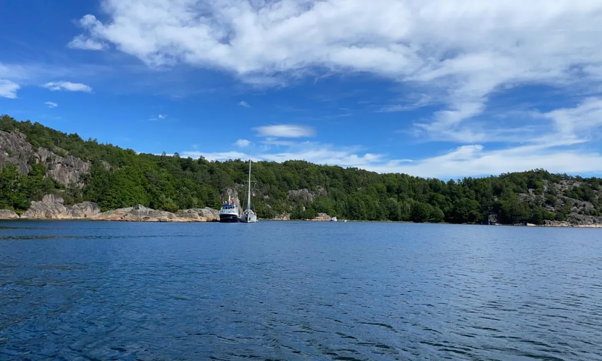 Daftö-Valö Øst: Retning nord-øst. Også plass for større båter å legge inntil fjellet.