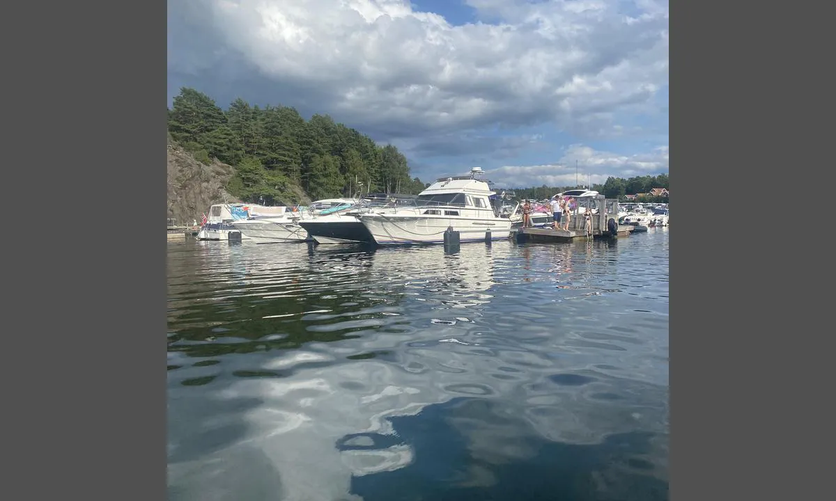 Daftö: {"base": "no", "no": "Bryggeplassene har 4 meter lys\u00e5pning", "se": "Bryggplatserna har 4 meter ljus\u00f6ppning", "en": "There is 4 meters clearance at the dock berths", "da": "Bryggepladserne har 4 meter frih\u00f8jde", "fr": "Les emplacements d'amarrage ont une ouverture libre de 4 m\u00e8tres", "de": "Die Liegepl\u00e4tze haben eine lichte Weite von 4 Metern", "es": "Los puestos de amarre tienen una apertura libre de 4 metros", "it": "I posti barca hanno un'apertura libera di 4 metri", "pt": "Os espa\u00e7os de atraca\u00e7\u00e3o t\u00eam uma abertura de 4 metros", "nl": "De aanlegplaatsen hebben een doorvaarthoogte van 4 meter", "pl": "Stanowiska przy nabrze\u017cu maj\u0105 prze\u015bwit 4 metry", "uk": "\u041c\u0456\u0441\u0446\u044f \u043f\u0440\u0438\u0447\u0430\u043b\u0443 \u043c\u0430\u044e\u0442\u044c 4 \u043c\u0435\u0442\u0440\u0438 \u0441\u0432\u0456\u0442\u043b\u043e\u0432\u043e\u0433\u043e \u043f\u0440\u043e\u0440\u0456\u0437\u0443", "ro": "Locurile de acostare au deschidere liber\u0103 de 4 metri", "tr": "\u0130skele yerlerinin 4 metre bo\u015flu\u011fu var", "el": "\u039f\u03b9 \u03b8\u03ad\u03c3\u03b5\u03b9\u03c2 \u03c0\u03c1\u03bf\u03b2\u03bb\u03ae\u03c4\u03b1\u03c2 \u03ad\u03c7\u03bf\u03c5\u03bd 4 \u03bc\u03ad\u03c4\u03c1\u03b1 \u03ac\u03bd\u03bf\u03b9\u03b3\u03bc\u03b1", "cs": "Kotevn\u00ed m\u00edsta maj\u00ed sv\u011btlou v\u00fd\u0161ku 4 metr\u016f", "hu": "A m\u00f3l\u00f3helyek 4 m\u00e9ter szabadny\u00edl\u00e1ssal rendelkeznek", "fi": "Laituripaikoilla on 4 metrin vapaa aukko", "bg": "\u041c\u0435\u0441\u0442\u0430\u0442\u0430 \u0437\u0430 \u0432\u0440\u044a\u0437\u0432\u0430\u043d\u0435 \u0438\u043c\u0430\u0442 \u043f\u0440\u043e\u0441\u0432\u0435\u0442 \u043e\u0442 4 \u043c\u0435\u0442\u0440\u0430", "sr": "\u0412\u0435\u0437\u043e\u0432\u0438 \u0438\u043c\u0430\u0458\u0443 4 \u043c\u0435\u0442\u0440\u0430 \u0441\u0432\u0435\u0442\u043b\u043e\u0441\u043d\u0438 \u043e\u0442\u0432\u043e\u0440", "et": "Sildumiskohtadel on 4 meetri vabapilu", "lv": "Piest\u0101tnes laukumam ir 4 metru gaismas atv\u0113rums", "lt": "Prieplaukos vietos turi 4 metr\u0173 atstum\u0105"}