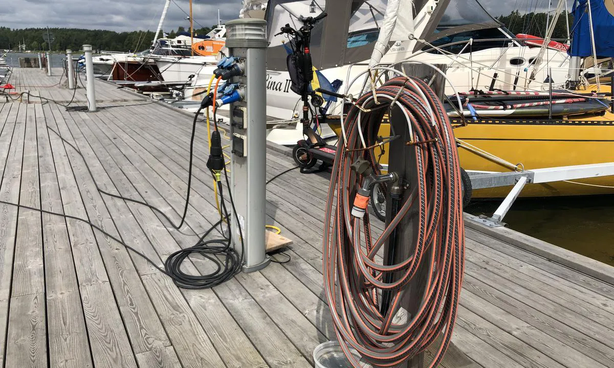 Dalarö Gästhamn: {"base": "en", "no": "Elektrisitet og ferskvann.", "se": "Elektricitet och f\u00e4rskvatten.", "en": "Electricity and fresh water.", "da": "Elektricitet og ferskvand."}