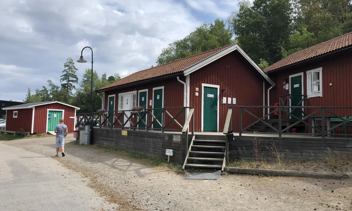 Dalarö Gästhamn: {"base": "en", "no": "Toaletter, dusjer og vaskemaskiner er plassert i et lite hus rett innenfor marinaen i Dalr\u00f6.", "se": "Toaletter, duschar och tv\u00e4ttmaskiner finns i en liten byggnad precis innanf\u00f6r marinan i Dalr\u00f6.", "en": "Toilets, shower \u00e6s and washing machines are located in a small house just inside the marina in Dalr\u00f6.", "da": "Toiletter, brusere og vaskemaskiner er placeret i et lille hus lige inden for marinaen i Dalr\u00f6."}