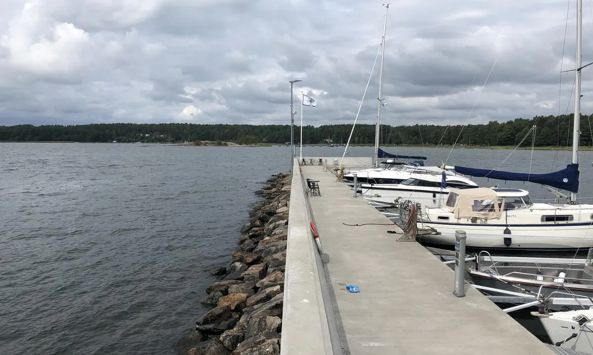 Dalarö Gästhamn: {"base": "en", "no": "I Dalr\u00f6 G\u00e4sthamn er det en liten b\u00f8lgebryter ved havneinnl\u00f8pet, som beskytter gjestehavnen.", "se": "I Dalr\u00f6 G\u00e4sthamn finns det en liten v\u00e5gbrytare i hamninloppet som skyddar g\u00e4sthamnen.", "en": "In Dalr\u00f6 G\u00e4sthamn there is a small wave breaker in the harbour inlet, which protects the guest harbour.", "da": "I Dalr\u00f6 G\u00e4sthamn er der en lille b\u00f8lgebryder i havneindl\u00f8bet, som beskytter g\u00e6stehavnen."}