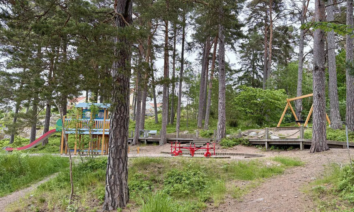 Dalarö Gästhamn: {"base": "de", "no": "Lekeplass ovenfor havnen.", "se": "Lekplats ovanf\u00f6r hamnen.", "en": "Playground above the harbour.", "da": "Legeplads ovenfor havnen.", "fr": "Aire de jeux au-dessus du port.", "de": "Spielplatz oberhalb des Hafens.", "es": "Parque infantil por encima del puerto.", "it": "Parco giochi sopra il porto.", "pt": "Parque infantil acima do porto.", "nl": "Speeltuin boven de haven.", "pl": "Plac zabaw powy\u017cej portu.", "uk": "\u0414\u0438\u0442\u044f\u0447\u0438\u0439 \u043c\u0430\u0439\u0434\u0430\u043d\u0447\u0438\u043a \u043d\u0430\u0434 \u0433\u0430\u0432\u0430\u043d\u043d\u044e.", "ro": "Loc de joac\u0103 deasupra portului.", "tr": "Liman\u0131n \u00fcst\u00fcnde \u00e7ocuk oyun alan\u0131.", "el": "\u03a0\u03b1\u03b9\u03b4\u03b9\u03ba\u03ae \u03c7\u03b1\u03c1\u03ac \u03c0\u03ac\u03bd\u03c9 \u03b1\u03c0\u03cc \u03c4\u03bf \u03bb\u03b9\u03bc\u03ac\u03bd\u03b9.", "cs": "D\u011btsk\u00e9 h\u0159i\u0161t\u011b nad p\u0159\u00edstavem.", "hu": "J\u00e1tsz\u00f3t\u00e9r a kik\u00f6t\u0151 felett.", "fi": "Leikkipaikka sataman yl\u00e4puolella.", "bg": "\u0414\u0435\u0442\u0441\u043a\u0430 \u043f\u043b\u043e\u0449\u0430\u0434\u043a\u0430 \u043d\u0430\u0434 \u043f\u0440\u0438\u0441\u0442\u0430\u043d\u0438\u0449\u0435\u0442\u043e.", "sr": "\u0414\u0435\u0447\u0438\u0458\u0435 \u0438\u0433\u0440\u0430\u043b\u0438\u0448\u0442\u0435 \u0438\u0437\u043d\u0430\u0434 \u043b\u0443\u043a\u0435.", "et": "M\u00e4nguv\u00e4ljak sadama kohal.", "lv": "Sp\u0113\u013cu laukums virs ostas.", "lt": "\u017daidim\u0173 aik\u0161tel\u0117 vir\u0161 uosto."}