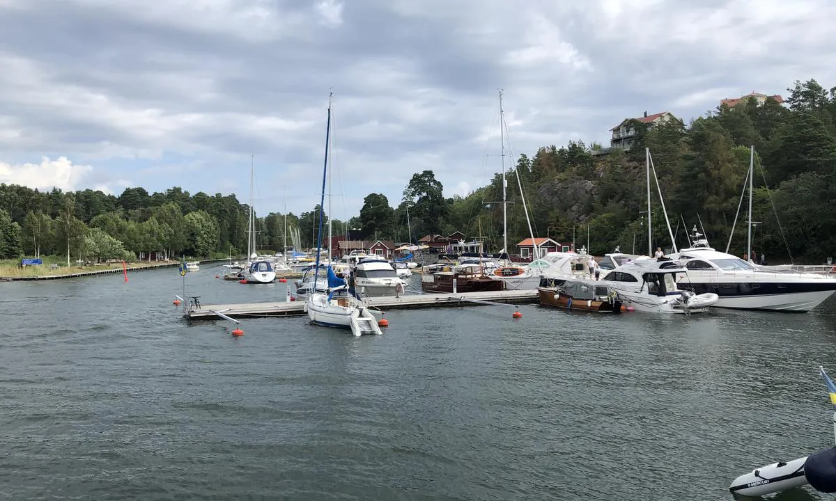 The floating dock for guests is located on the right hand side just inside the wave breaker when you enter the marina in Dalarö Gästhamn.