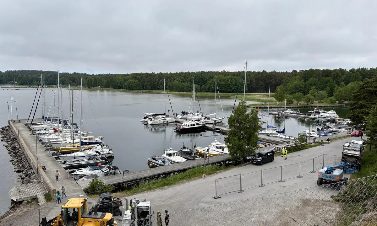 Dalarö Gästhamn: {"base": "de", "no": "Utsikt fra stien til landsbyen mot havnen.", "se": "Vy fr\u00e5n v\u00e4gen till byn \u00f6ver hamnen.", "en": "View from the path to the village over the harbor.", "da": "Udsigt fra stien til landsbyen mod havnen.", "fr": "Vue du chemin vers le village sur le port.", "de": "Sicht vomWeg zum Dorf auf den Hafen.", "es": "Vista desde el camino hacia el pueblo sobre el puerto.", "it": "Vista dal sentiero verso il villaggio sul porto.", "pt": "Vista do caminho para a aldeia sobre o porto.", "nl": "Uitzicht vanaf het pad naar het dorp op de haven.", "pl": "Widok z drogi do wioski na port.", "uk": "\u0412\u0438\u0433\u043b\u044f\u0434 \u0437 \u0434\u043e\u0440\u043e\u0433\u0438 \u0434\u043e \u0441\u0435\u043b\u0430 \u043d\u0430 \u0433\u0430\u0432\u0430\u043d\u044c.", "ro": "Vedere de pe drumul c\u0103tre sat asupra portului.", "tr": "Yoldan k\u00f6ye giden rotadan liman\u0131 g\u00f6rebilme.", "el": "\u0398\u03ad\u03b1 \u03b1\u03c0\u03cc \u03c4\u03bf\u03bd \u03b4\u03c1\u03cc\u03bc\u03bf \u03c0\u03c1\u03bf\u03c2 \u03c4\u03bf \u03c7\u03c9\u03c1\u03b9\u03cc \u03c3\u03c4\u03bf \u03bb\u03b9\u03bc\u03ac\u03bd\u03b9.", "cs": "Pohled z cesty k vesnici na p\u0159\u00edstav.", "hu": "Kil\u00e1t\u00e1s az \u00f6sv\u00e9nyr\u0151l a faluba a kik\u00f6t\u0151re.", "fi": "N\u00e4kym\u00e4 polulta kyl\u00e4\u00e4n satamaan.", "bg": "\u0418\u0437\u0433\u043b\u0435\u0434 \u043e\u0442 \u043f\u044a\u0442\u044f \u043a\u044a\u043c \u0441\u0435\u043b\u043e\u0442\u043e \u043a\u044a\u043c \u043f\u0440\u0438\u0441\u0442\u0430\u043d\u0438\u0449\u0435\u0442\u043e.", "sr": "\u041f\u043e\u0433\u043b\u0435\u0434 \u0441\u0430 \u043f\u0443\u0442\u0430 \u0434\u043e \u0441\u0435\u043b\u0430 \u043d\u0430 \u043b\u0443\u043a\u0443.", "et": "Vaade teelt k\u00fcla juurde sadamale.", "lv": "Skats no ce\u013ca uz ciematu uz ostu.", "lt": "Vaizdas i\u0161 tako \u012f kaim\u0105 \u012f uost\u0105."}