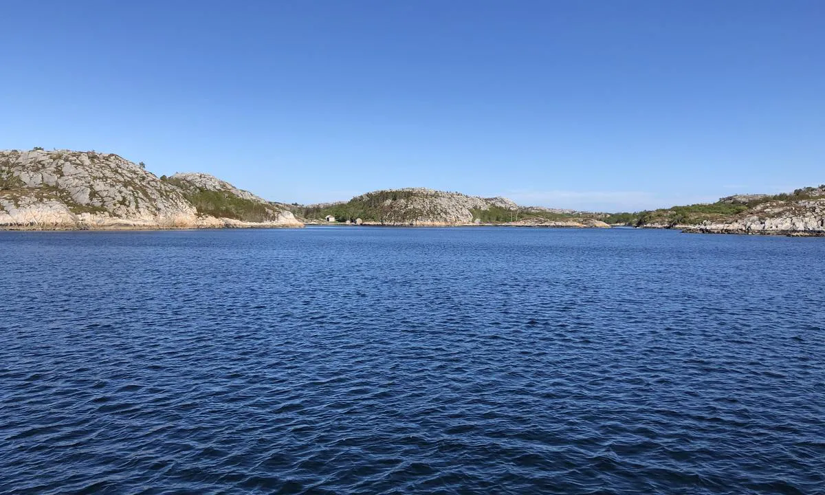 Dalavågen: {"base": "no", "no": "Innseilingen til Dalav\u00e5gen helt sydvest p\u00e5 Hitra.", "se": "Inseglingen till Dalav\u00e5gen l\u00e4ngst sydv\u00e4st p\u00e5 Hitra.", "en": "The approach to Dalav\u00e5gen at the very southwest of Hitra.", "da": "Indsejlingen til Dalav\u00e5gen helt sydvest p\u00e5 Hitra."}