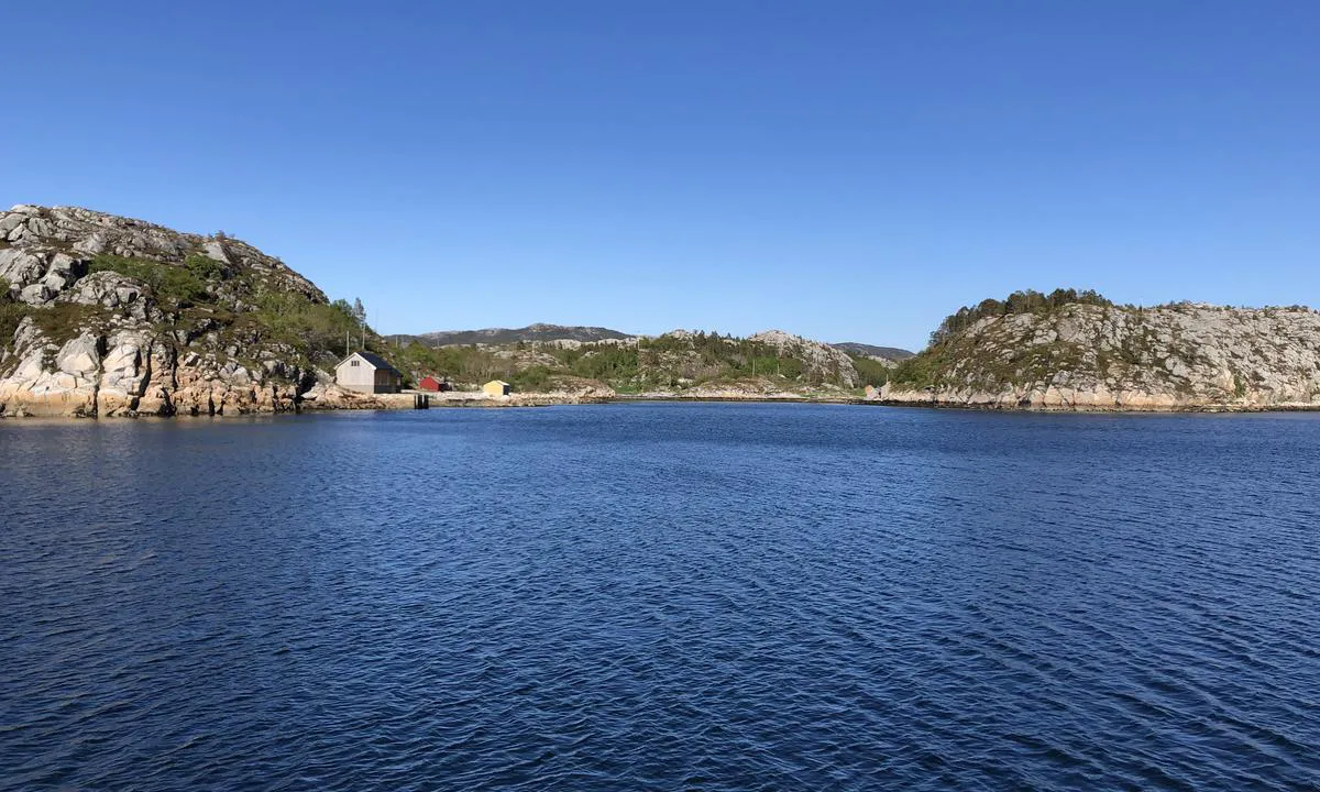Dalavågen: {"base": "no", "no": "Enkel bebyggelse p\u00e5 land. Bildet er tatt \u00f8stover fra bukta hvor man ankrer opp i Dalav\u00e5gen.", "se": "Enkel bebyggelse p\u00e5 land. Bilden \u00e4r tagen \u00f6sterut fr\u00e5n bukten d\u00e4r man ankrar upp i Dalav\u00e5gen.", "en": "Simple buildings on land. The picture is taken eastward from the bay where one anchors in Dalav\u00e5gen.", "da": "Enkel bebyggelse p\u00e5 land. Billedet er taget \u00f8stover fra bugten hvor man ankrer op i Dalav\u00e5gen."}