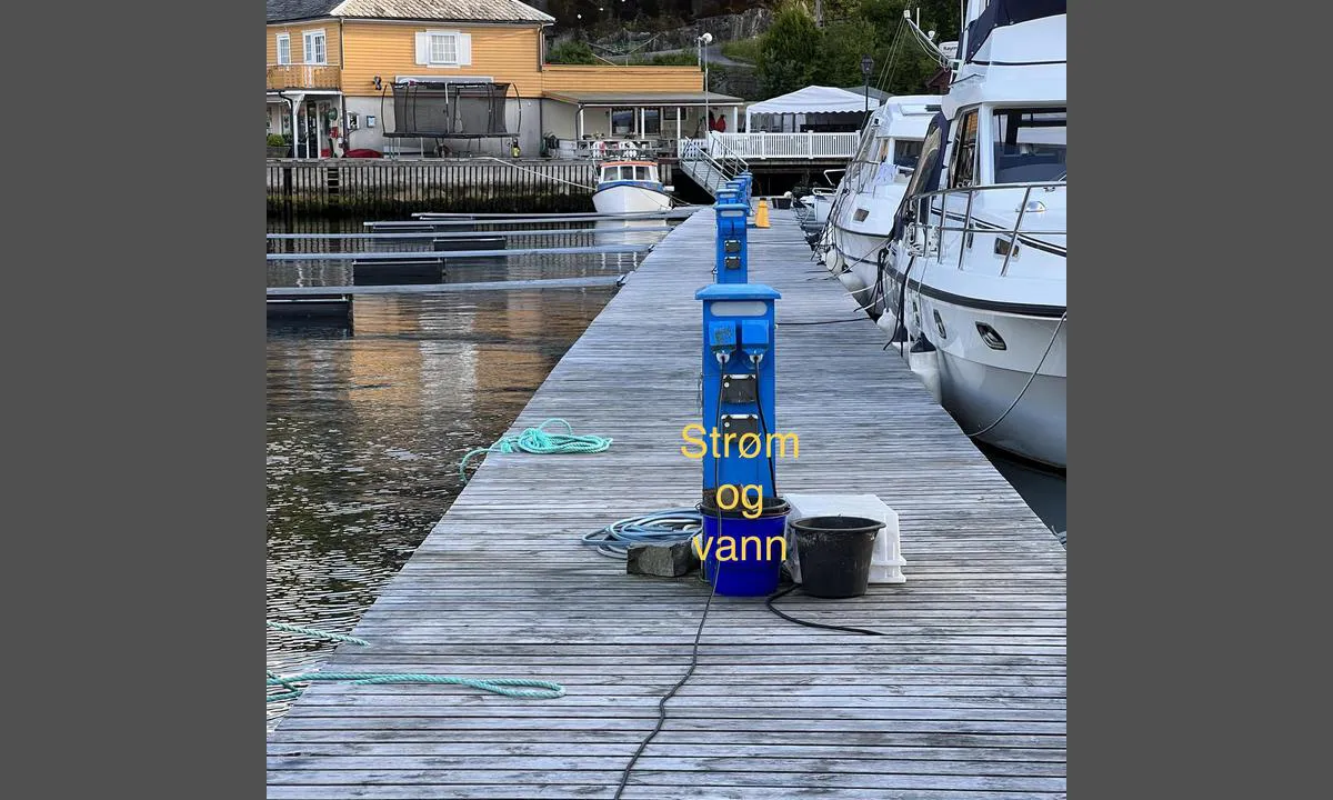 Dalavika: {"base": "no", "no": "Vann og str\u00f8mtilkobling. Hvis det ikke kommer vann ut av slangen er det en krane oppe ved trampolina som er stengt.", "se": "Vatten och str\u00f6manslutning. Om det inte kommer vatten ur slangen finns det en kran uppe vid trampolinen som \u00e4r st\u00e4ngd.", "en": "Water and electricity connection. If no water comes out of the hose, there is a tap up by the trampoline that is closed.", "da": "Vand- og str\u00f8mtilslutning. Hvis der ikke kommer vand ud af slangen, er der en hane oppe ved trampolinen, som er lukket."}