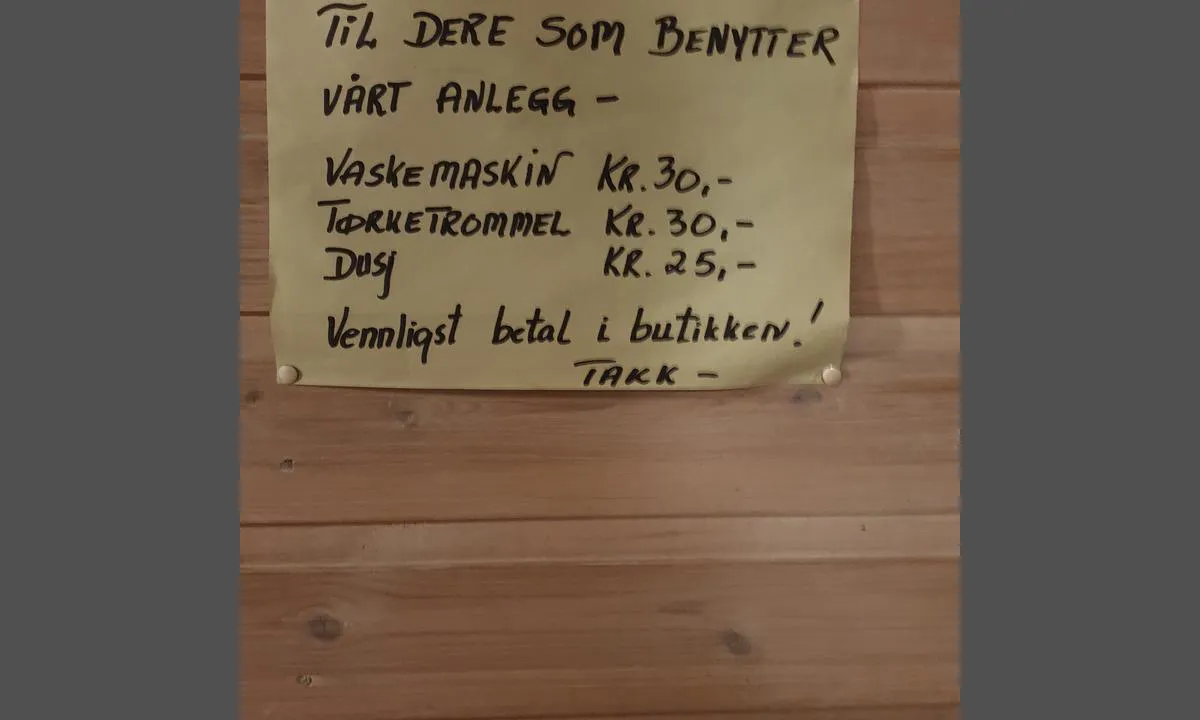 Dalavika: {"base": "no", "no": "Priser dusj og vask. Vaskepulver m\u00e5 man ha med selv.", "se": "Priser dusch och tv\u00e4tt. Tv\u00e4ttmedel m\u00e5ste tas med sj\u00e4lv.", "en": "Shower and laundry prices. Detergent must be brought by yourself.", "da": "Priser for brusebad og vask. Vaskepulver skal man selv medbringe."}