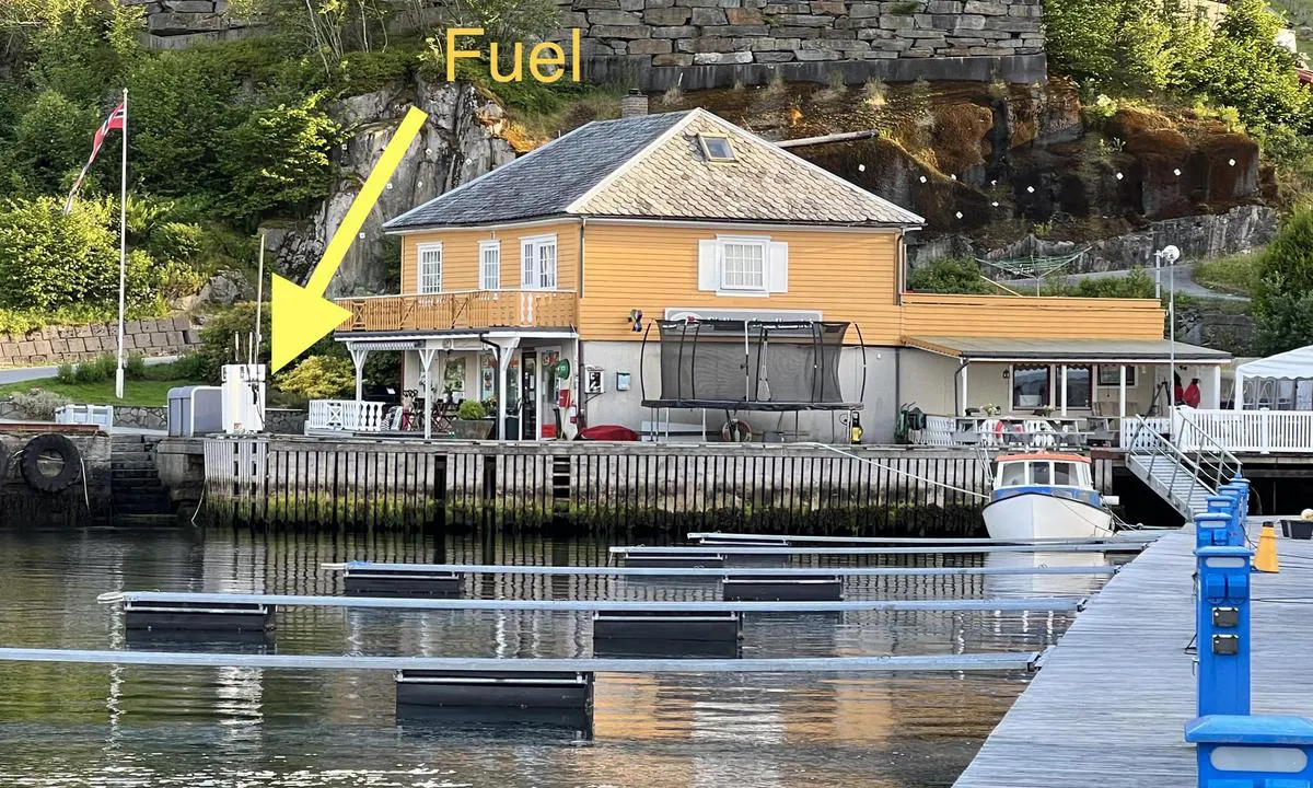 Dalavika: {"base": "no", "no": "Bensin og diesel kortautomat", "se": "Bensin och diesel kortautomat", "en": "Gasoline and diesel card machine", "da": "Benzin og diesel kortautomat"}