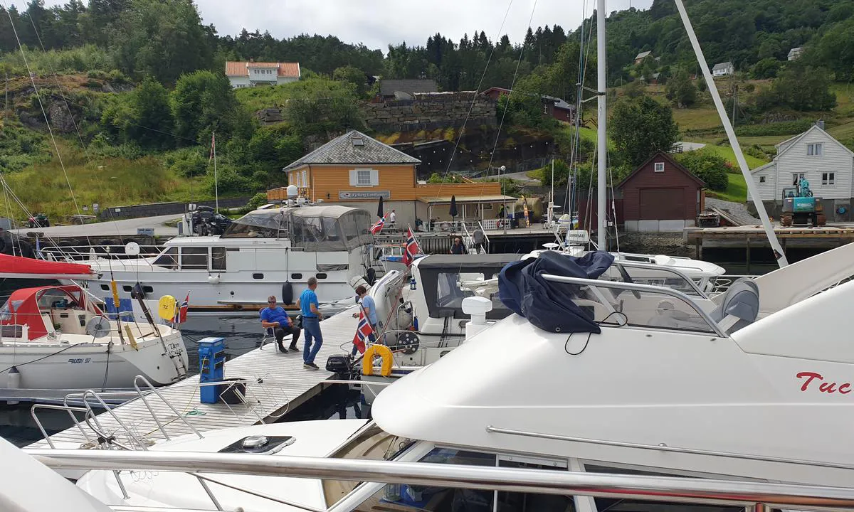 Dalavika: {"base": "no", "no": "Utsikt brygge og koselig butikk og kai med griller. Trampoline.", "se": "Utsikt brygga och mysig butik och kaj med grillar. Studsmatta.", "en": "View of the dock and cozy shop and quay with grills. Trampoline.", "da": "Udsigt brygge og hyggelig butik og kaj med griller. Trampolin."}