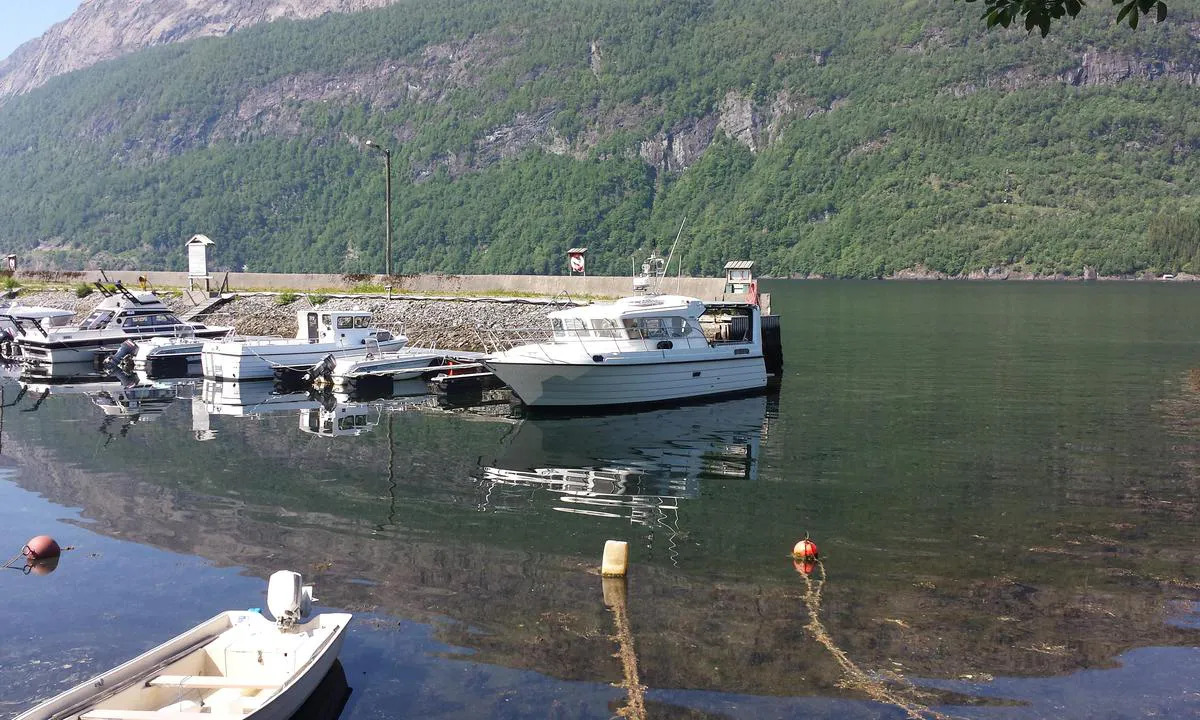 Dale Båthavn: Det er kun en gjesteplass i havna på enden av moloen. Der er det også vann tilgjengelig.