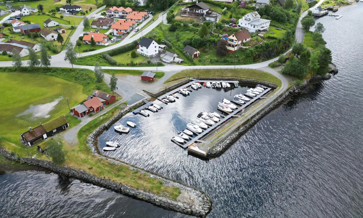 Dale Båthavn: {"base": "no", "no": "Gjestekai p\u00e5 enden av molo", "se": "G\u00e4stkaj vid slutet av piren", "en": "Guest pier at the end of the breakwater", "da": "G\u00e6stekaj ved enden af molen"}