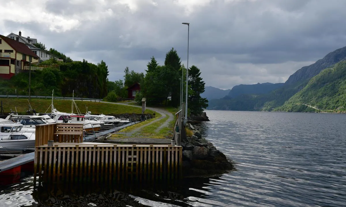 Dale Båthavn: {"base": "no", "no": "Gjesteplass p\u00e5 ende av molo", "se": "G\u00e4stplats p\u00e5 \u00e4nden av piren", "en": "Guest berth at the end of the breakwater", "da": "G\u00e6steplads p\u00e5 enden af mole"}