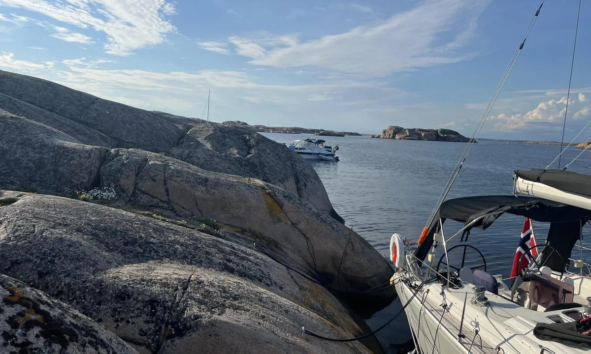 {"base": "no", "no": "Flere OK longside plasser oppover langs \u00f8stsiden av Dammholmen med gode dybder - men her m\u00e5 man f\u00f8lge med p\u00e5 fremspring og ved lavvann. Vi l\u00e5 fint ca. 15m lenger opp i godt v\u00e6r - men et lite fremspring p\u00e5 lavvann gjorde oss skeptiske til \u00e5 bli liggende der ved meldt \u00f8stlig vind over 5-6m/s.", "se": "Flera OK l\u00e5ngsidesplatser upp\u00e5t l\u00e4ngs \u00f6stsidan av Dammholmen med bra djup - men h\u00e4r m\u00e5ste man vara uppm\u00e4rksam p\u00e5 utstick och vid l\u00e5gvatten. Vi l\u00e5g fint cirka 15 meter l\u00e4ngre upp i gott v\u00e4der - men ett litet utstick vid l\u00e5gvatten gjorde oss skeptiska till att ligga kvar d\u00e4r vid utlovad \u00f6stlig vind \u00f6ver 5-6 m/s.", "en": "Several OK alongside moorings along the east side of Dammholmen with good depths - but here you have to watch out for projections and at low tide. We were nicely situated about 15m further up in good weather - but a small projection at low tide made us skeptical about staying there if easterly winds over 5-6m/s were forecast.", "da": "Flere OK longside pladser op langs \u00f8stsiden af Dammholmen med gode dybder - men her skal man holde \u00f8je med fremspring og ved lavvande. Vi l\u00e5 fint ca. 15m l\u00e6ngere op i godt vejr - men et lille fremspring ved lavvande gjorde os skeptiske til at blive liggende der ved meldt \u00f8stlig vind over 5-6m/s."}