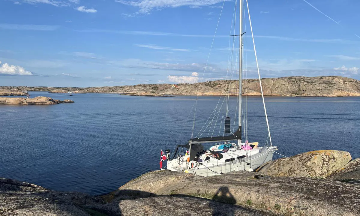 {"base": "no", "no": "Ytterst p\u00e5 s\u00f8renden av Dammholmens \u00f8stside ligger en n\u00e6r perfekt longside plass med god dybde og go anleggsflate mot berget i akkurat passe h\u00f8yde. Man er eksponert for \u00f8stavind men godt beskyttet mot s\u00f8rvesten. Rikelig med bolter gj\u00f8r det enkelt \u00e5 legge til.", "se": "Ytterst p\u00e5 s\u00f6dra \u00e4nden av Dammholmens \u00f6stra sida ligger en n\u00e4stan perfekt l\u00e5ngsidesplats med bra djup och bra anl\u00e4ggningsyta mot berget i exakt r\u00e4tt h\u00f6jd. Man \u00e4r exponerad f\u00f6r ostvind men v\u00e4l skyddad mot sydv\u00e4st. Rikligt med bultar g\u00f6r det enkelt att l\u00e4gga till.", "en": "At the very outermost southern end of the east side of Dammholmen lies a near-perfect longside berth with good depth and a suitable mooring surface against the rock at just the right height. One is exposed to easterly winds but well protected from the southwesterly. Plenty of bolts make docking easy.", "da": "Yderst p\u00e5 sydenden af Dammholmens \u00f8stside ligger en n\u00e6r perfekt langsideplads med god dybde og god anl\u00e6gsflade mod bjerget i akkurat passende h\u00f8jde. Man er eksponeret for \u00f8stenvind, men godt beskyttet mod sydvesten. Rigeligt med bolte g\u00f8r det nemt at l\u00e6gge til."}