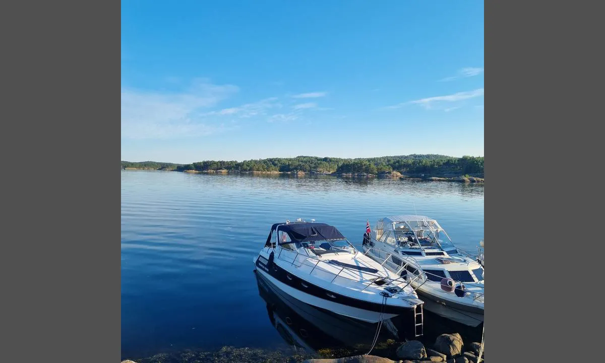 {"base": "no", "no": "P\u00e5 Dammholmene nord p\u00e5 Kirk\u00f8y fort\u00f8yer du mot land med dreggen akter.", "se": "P\u00e5 Dammholmarna norr p\u00e5 Kirk\u00f8y f\u00f6rt\u00f6jer du mot land med ankaret akterut.", "en": "At Dammholmene north on Kirk\u00f8y, you moor towards land with the anchor astern.", "da": "P\u00e5 Dammholmene nord p\u00e5 Kirk\u00f8y fort\u00f8jer du mod land med dreggen agter."}