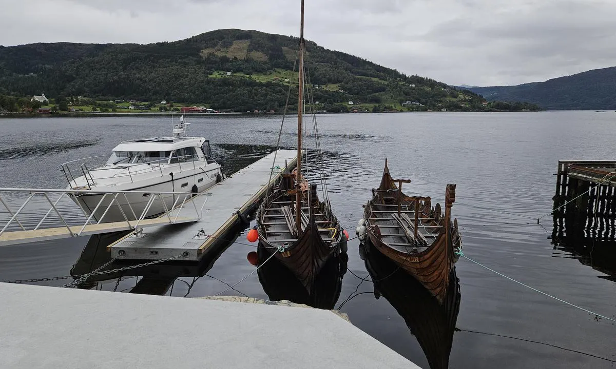 Dampen: {"base": "no", "no": "Ny flytebrygge som skal f\u00e5 utriggere, vann og str\u00f8m til v\u00e5ren.", "se": "Ny flytbrygga som ska f\u00e5 y-bommar, vatten och el till v\u00e5ren.", "en": "New floating dock that will have outriggers, water, and electricity by spring.", "da": "Ny flydebro som skal have udriggere, vand og str\u00f8m til for\u00e5ret."}