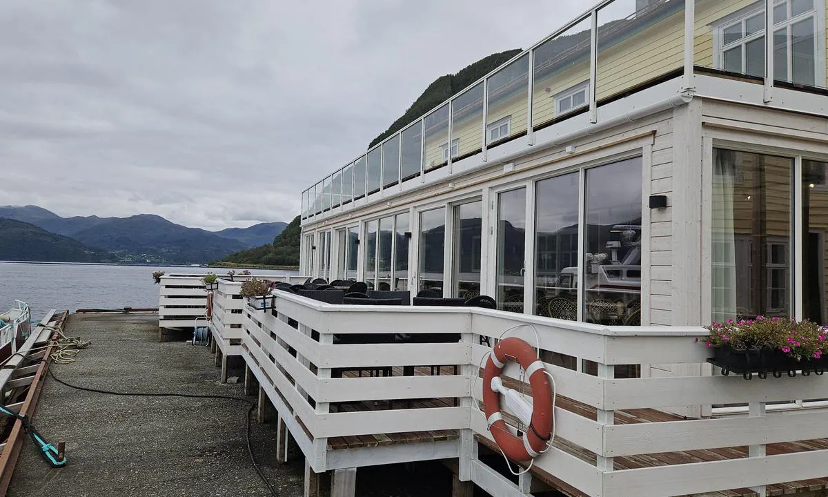Dampen: {"base": "no", "no": "Restauranten fra bryggesiden.", "se": "Restaurangen fr\u00e5n bryggsidan.", "en": "The restaurant from the quay side.", "da": "Restauranten fra bryggesiden."}