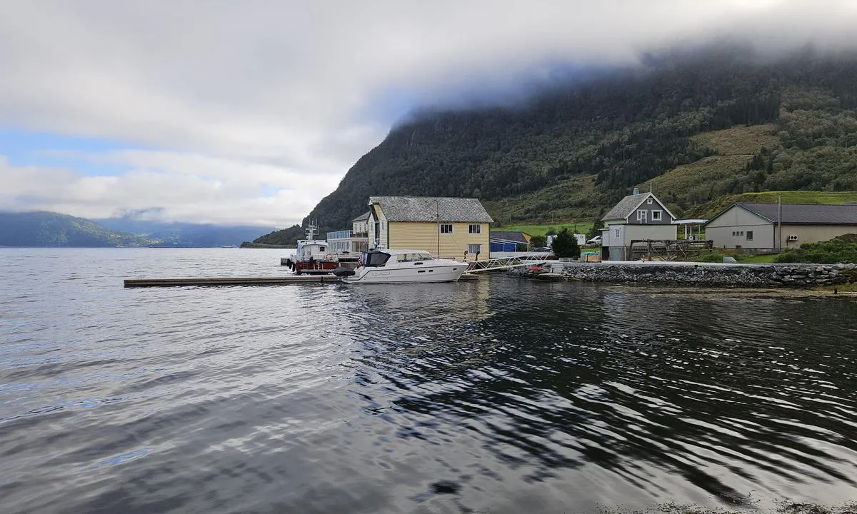 Dampen: {"base": "no", "no": "Havna sett fra moloen p\u00e5 sm\u00e5b\u00e5thavna. (Utriggere p\u00e5 flytebrygge er planlagt p\u00e5 den siden som vender mot sm\u00e5b\u00e5thavna)", "se": "Hamnen sedd fr\u00e5n piren vid sm\u00e5b\u00e5tshamnen. (Utf\u00e4llbara bryggor p\u00e5 flytbryggan \u00e4r planerade p\u00e5 den sidan som v\u00e4nder mot sm\u00e5b\u00e5tshamnen)", "en": "The harbor as seen from the breakwater at the marina. (Finger piers on the floating dock are planned for the side facing the marina)", "da": "Havnen set fra molen ved sm\u00e5b\u00e5dehavnen. (Udl\u00f8sere p\u00e5 flydebro er planlagt p\u00e5 den side, der vender mod sm\u00e5b\u00e5dehavnen)"}
