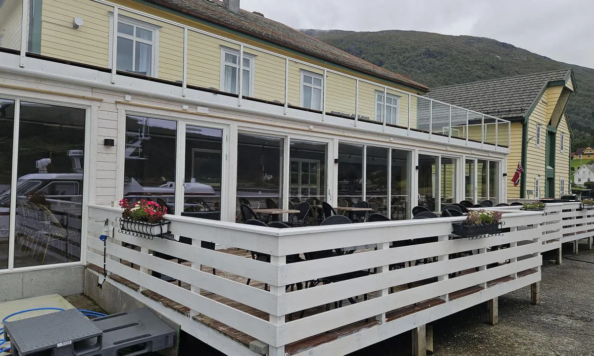 Dampen: {"base": "no", "no": "Restauranten sett fra kaien.", "se": "Restaurangen sedd fr\u00e5n kajen.", "en": "The restaurant seen from the quay.", "da": "Restauranten set fra kajen."}
