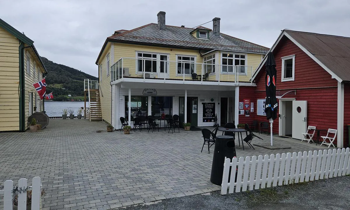 {"base": "en", "no": "Dampen restaurant", "se": "Dampen restaurang", "en": "Dampen restaurant", "da": "Dampen restaurant"}