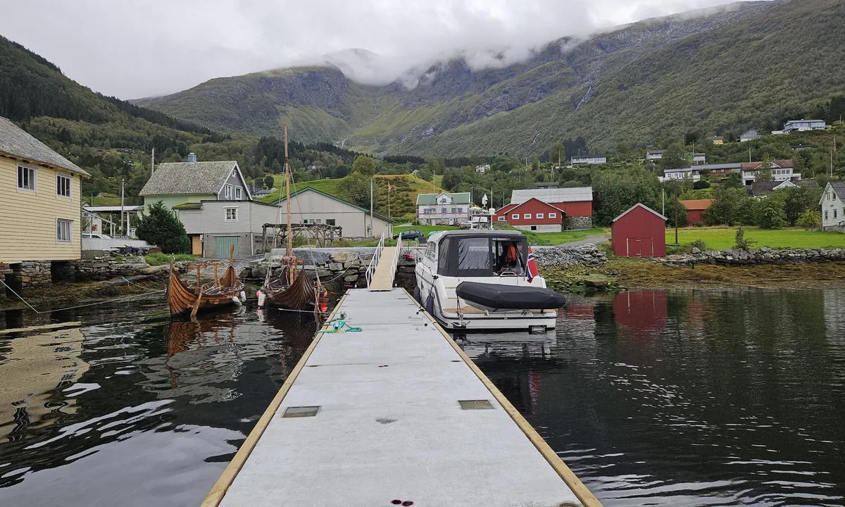 Dampen: {"base": "no", "no": "Den nye flytebryggen. Diesel og bensin kommer p\u00e5 land ved bryggen.", "se": "Den nya flytbryggan. Diesel och bensin kommer iland vid bryggan.", "en": "The new floating dock. Diesel and gasoline come ashore at the dock.", "da": "Den nye flydebro. Diesel og benzin f\u00e5s ved broen."}